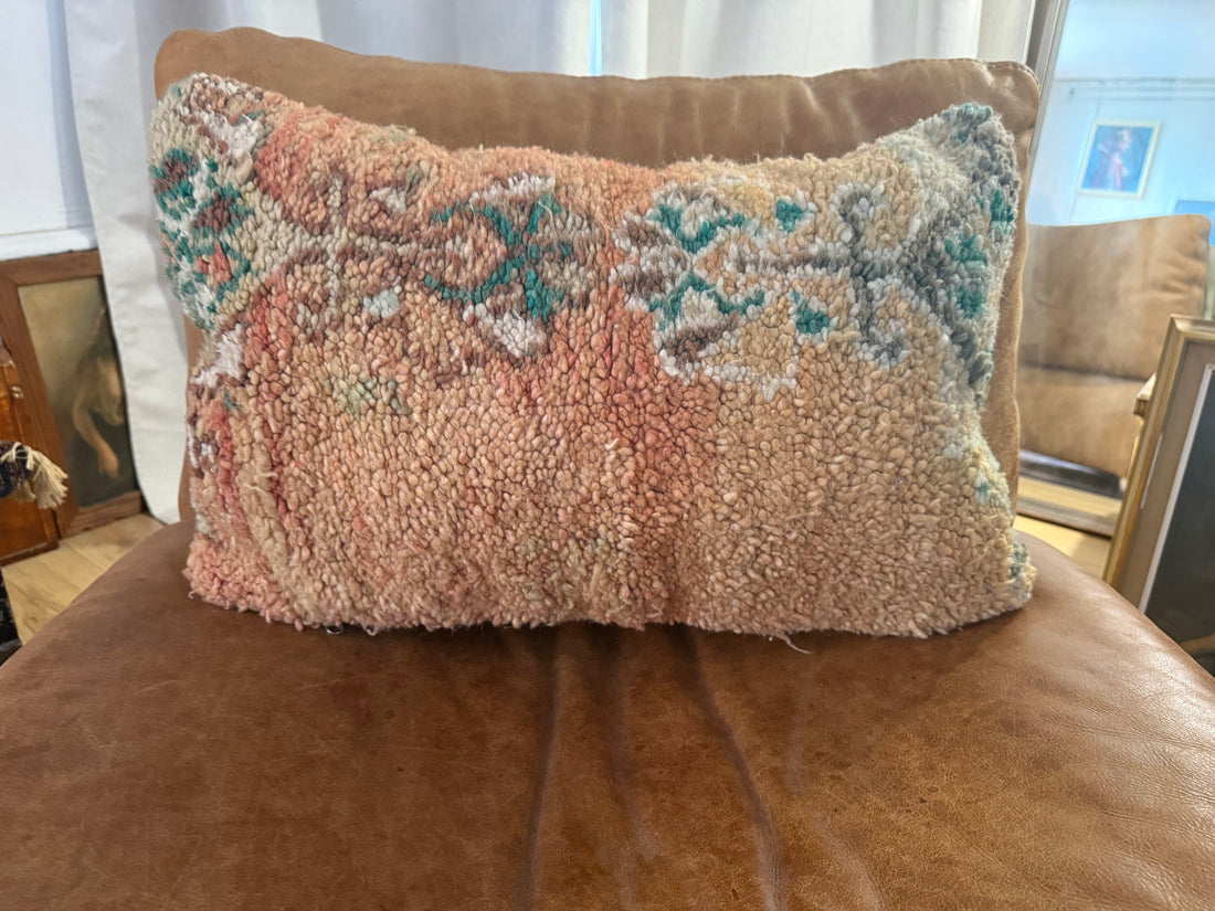 Handgemaakt kussen van een vintage Marokkaans tapijt – ca. 60 × 40 cm