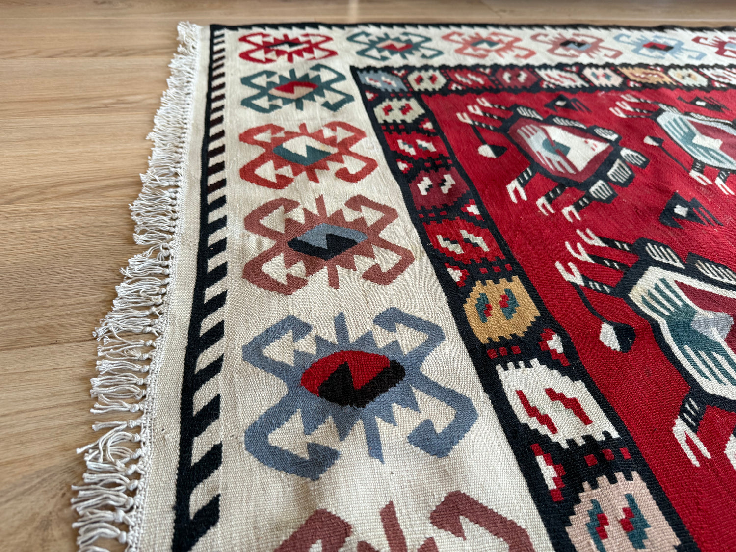 Grafische vintage kilim met diermotieven – 216 × 160 cm