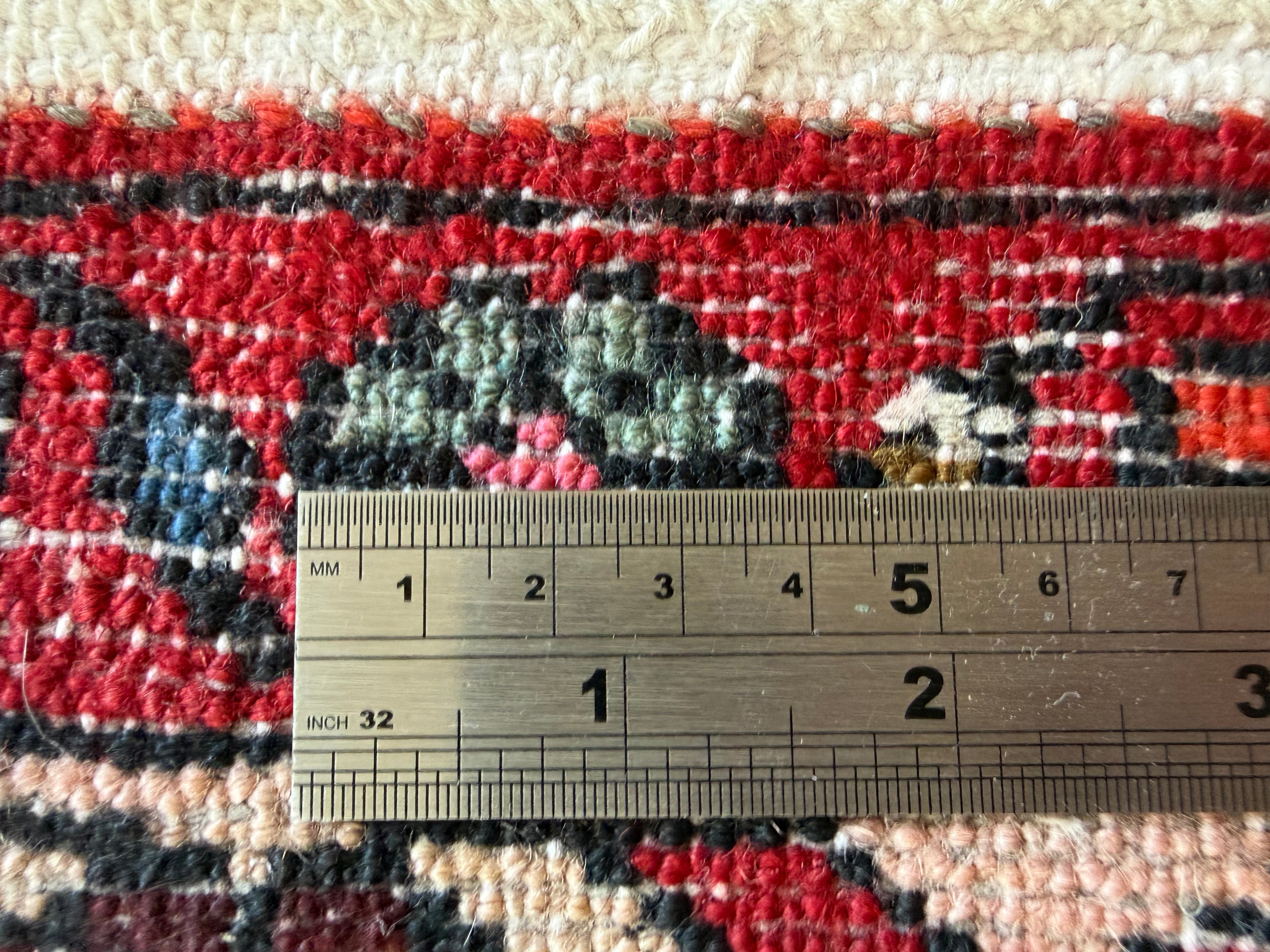 Vintage handgeknoopt wollen tapijt met medaillon – rood en donkerblauw – 217 × 130 cm