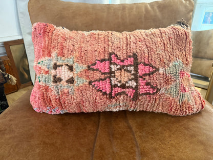 Handgemaakt kussen van een vintage Marokkaans tapijt – ca. 60 × 40 cm