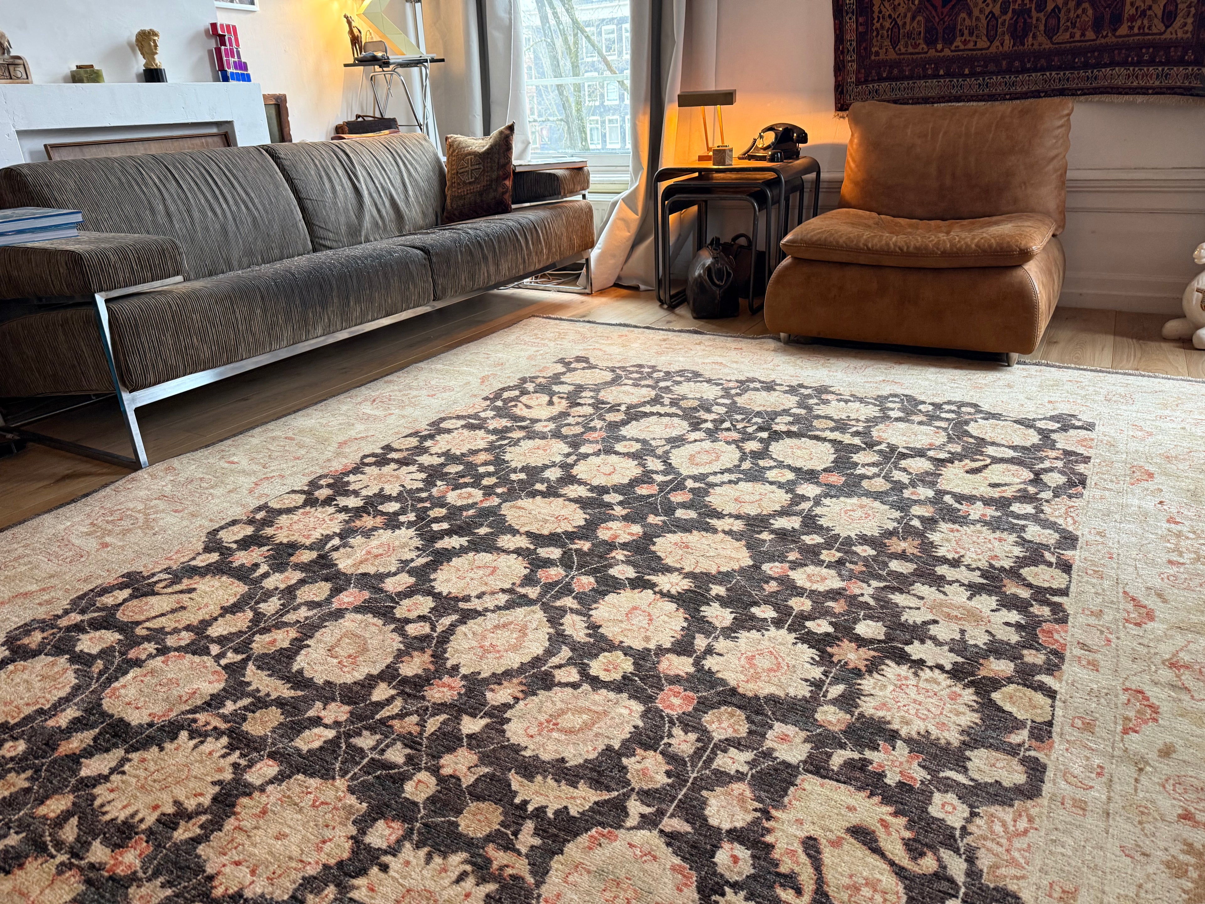 Handgeknoopt Ziegler tapijt, rustig, verfijnd en tijdloos. Ca. 308 × 249 cm