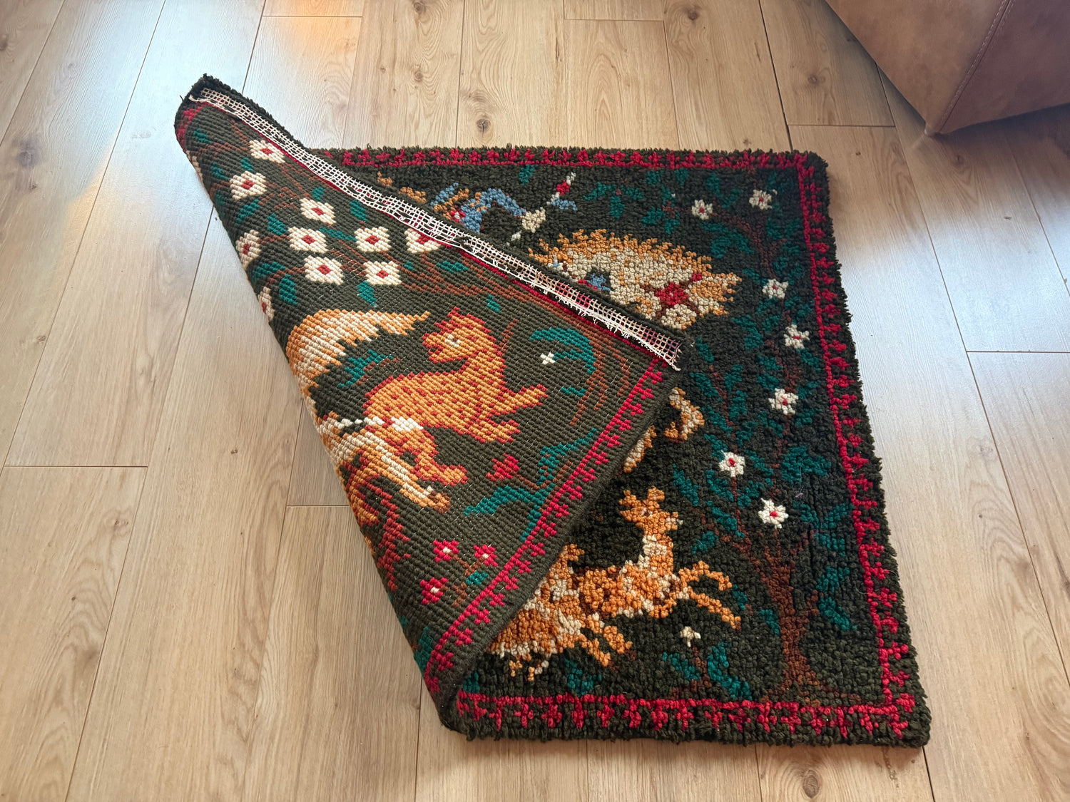 Tapete ou tapeçaria francesa vintage de parede ou chão com cavaleiro e cavalos (design Phildar, c. anos 70)