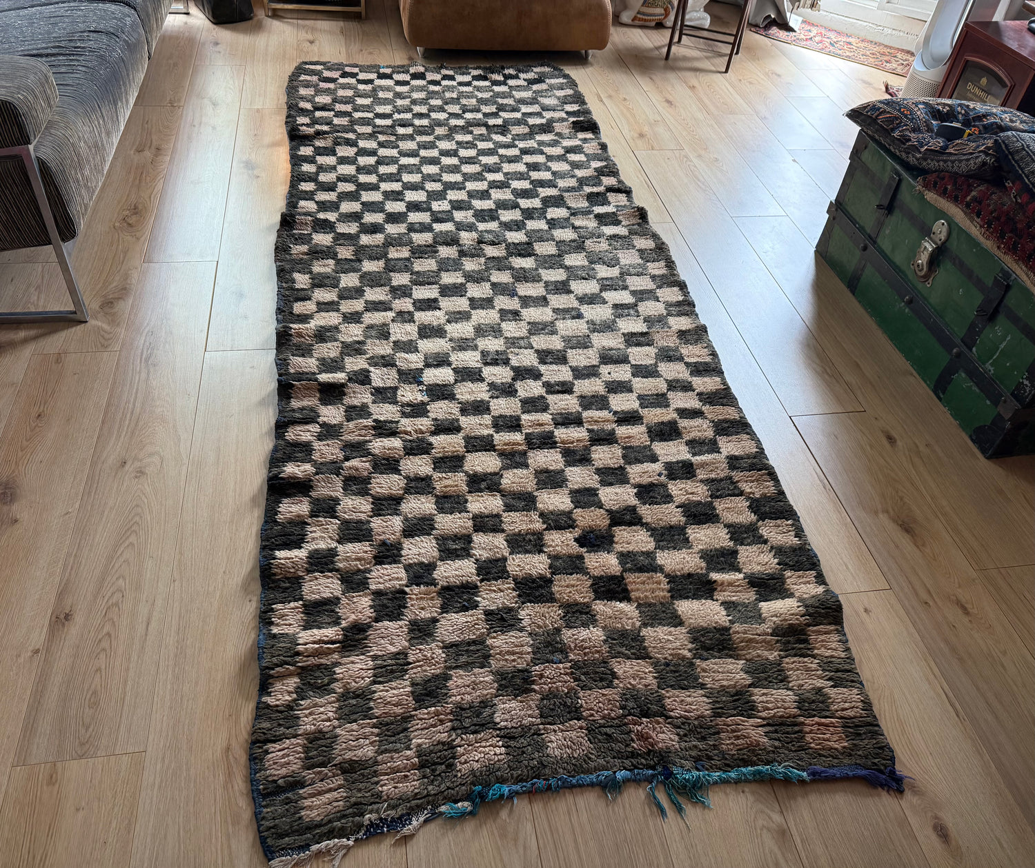 Handgeknoopt vintage Marokkaans checkerboard tapijt – 297 × 114 cm