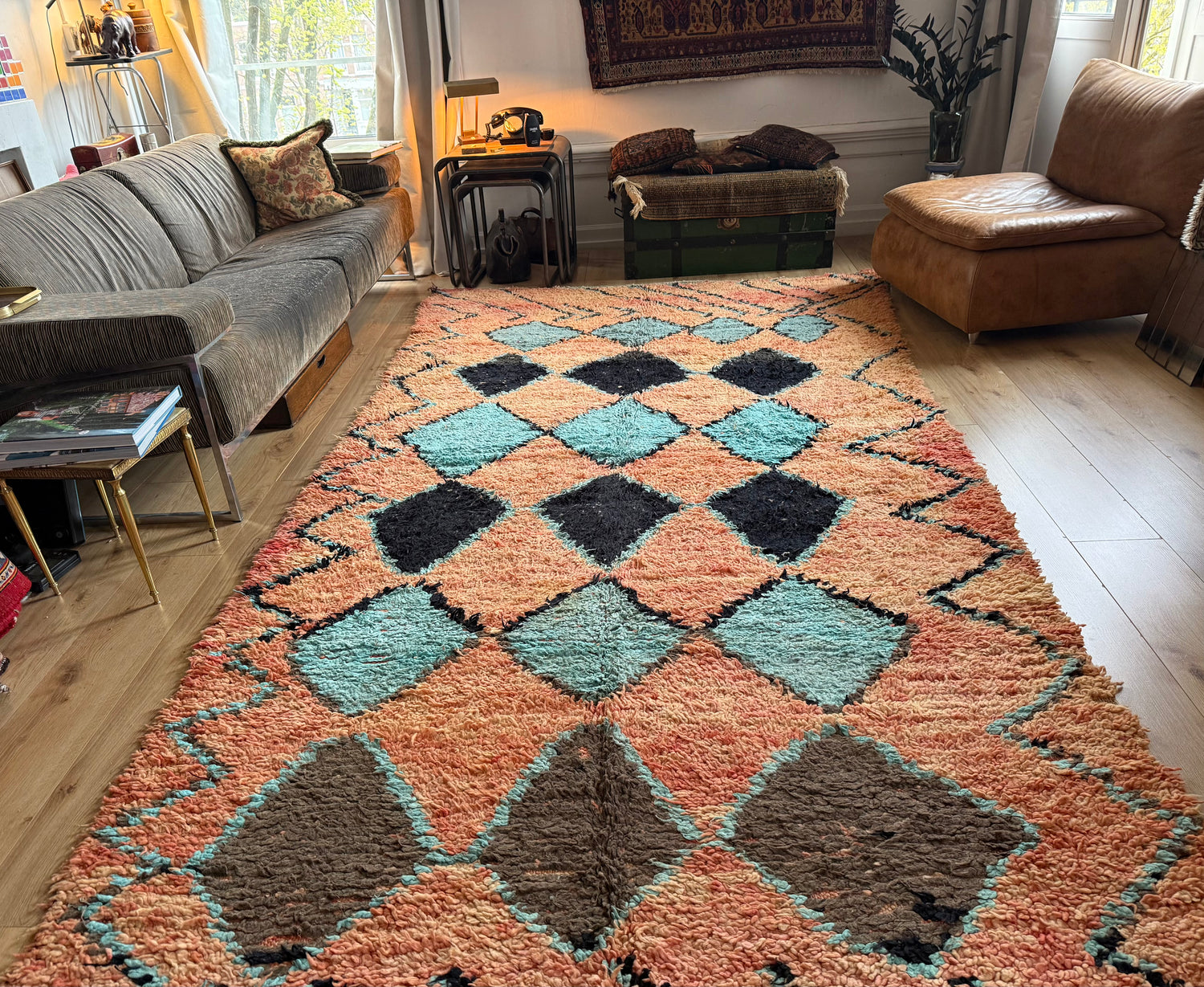 Tapete marroquino vintage Boucherouite – 355 × 178 cm – design gráfico de losangos em salmão, turquesa e preto