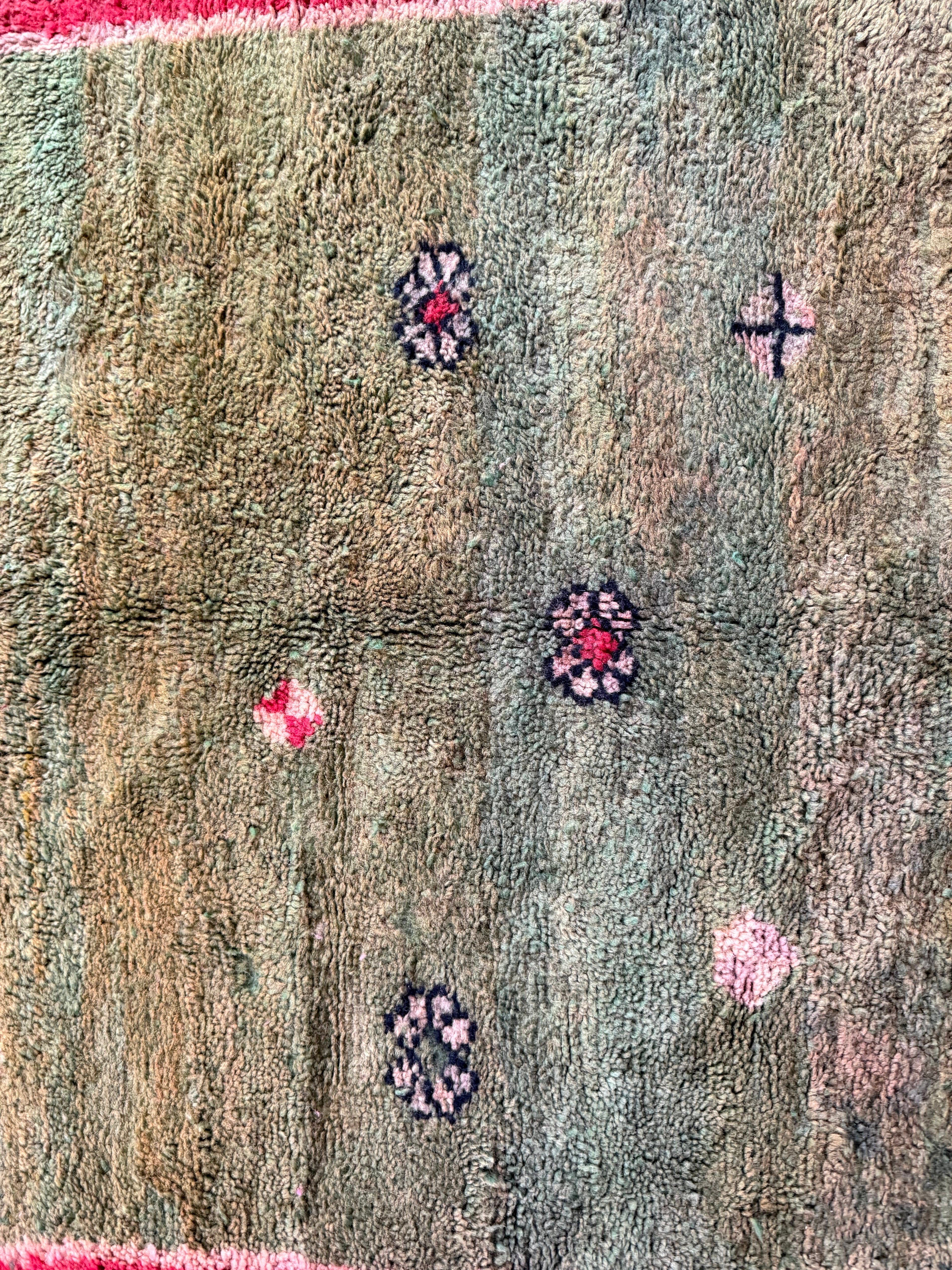 Vintage Marokkaans tapijt met zeldzaam groen veld – handgeknoopt wol (362 × 172 cm)