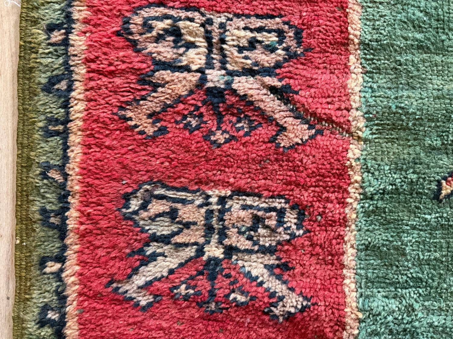 Vintage Marokkaans tapijt met zeldzaam groen veld – handgeknoopt wol (362 × 172 cm)