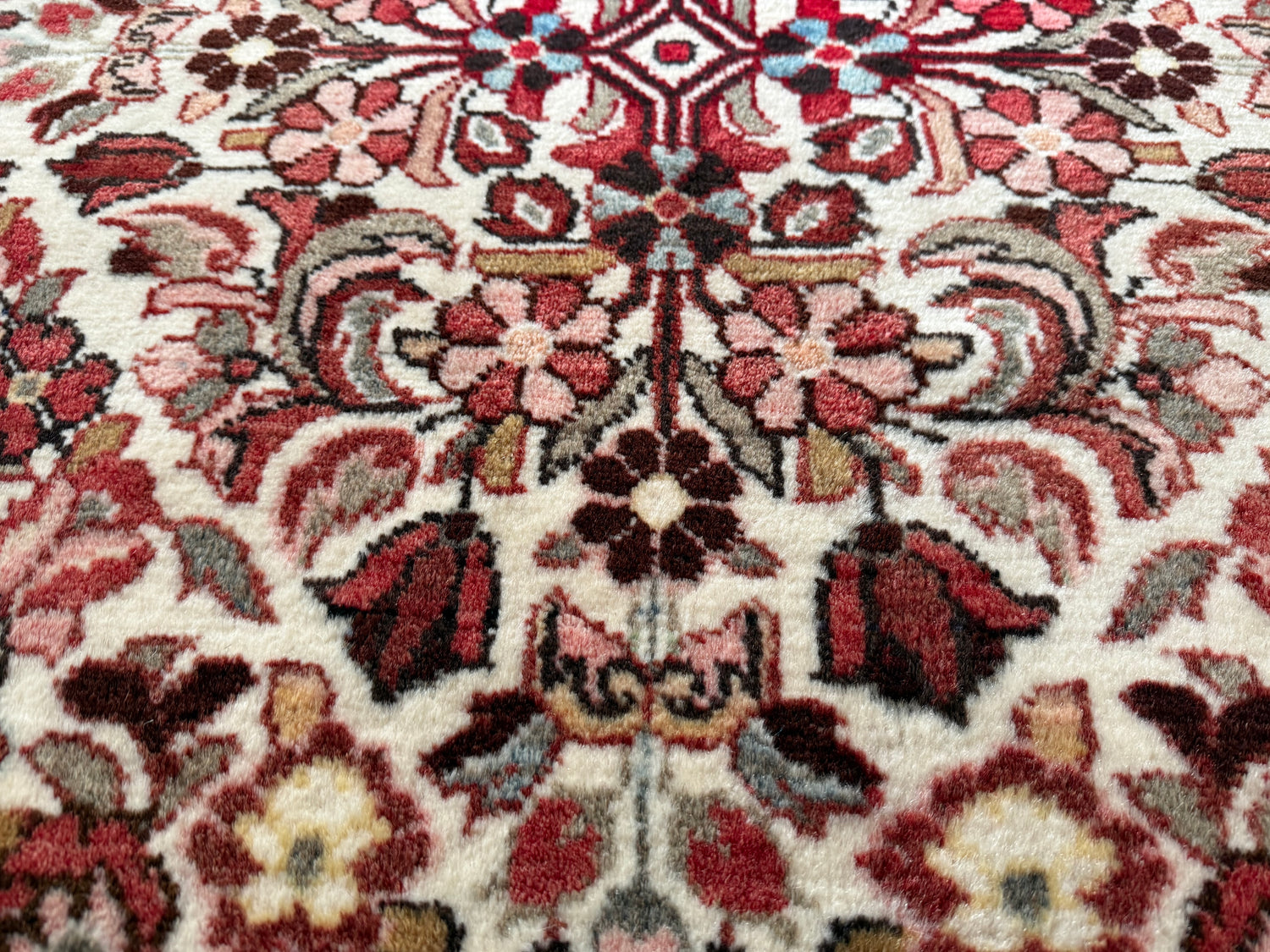 Tapete clássico nó à mão com campo e medalhão em tons terrosos suaves 230 x 149 cm