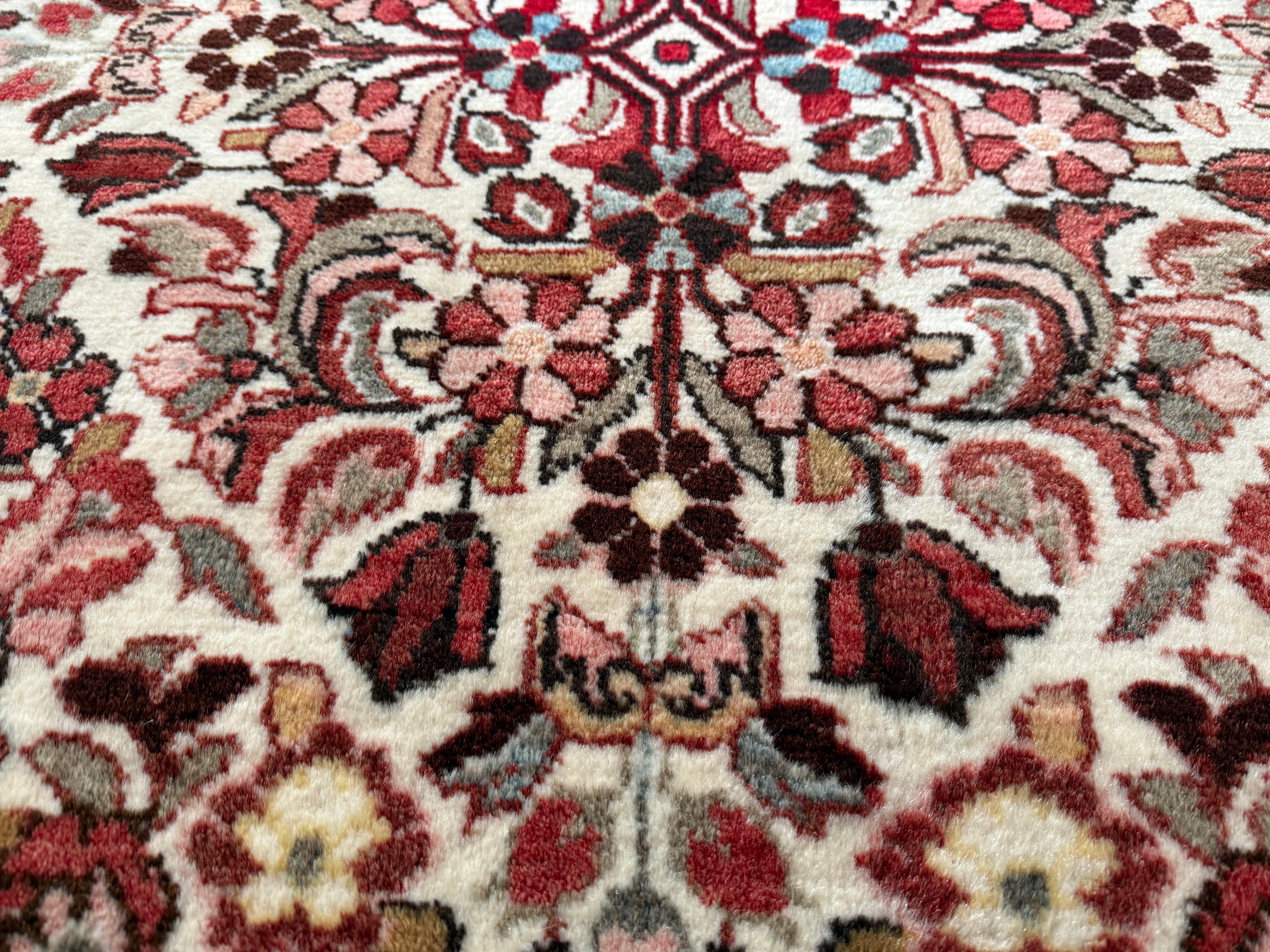 Tapete clássico nó à mão com campo e medalhão em tons terrosos suaves 230 x 149 cm