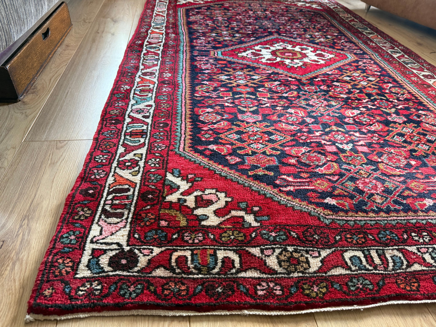 Vintage handgeknoopt wollen tapijt met medaillon – rood en donkerblauw – 217 × 130 cm