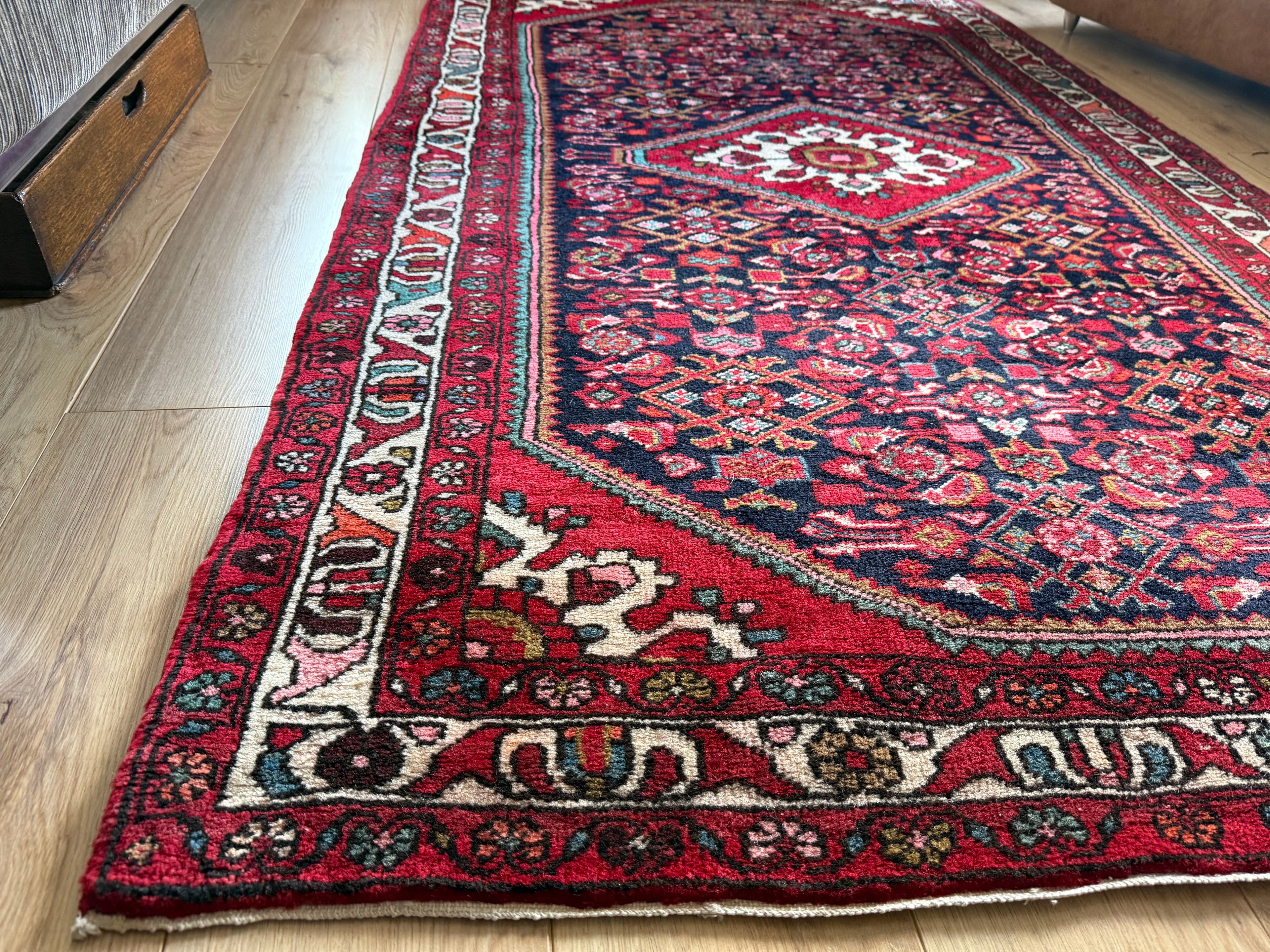 Vintage handgeknoopt wollen tapijt met medaillon – rood en donkerblauw – 217 × 130 cm