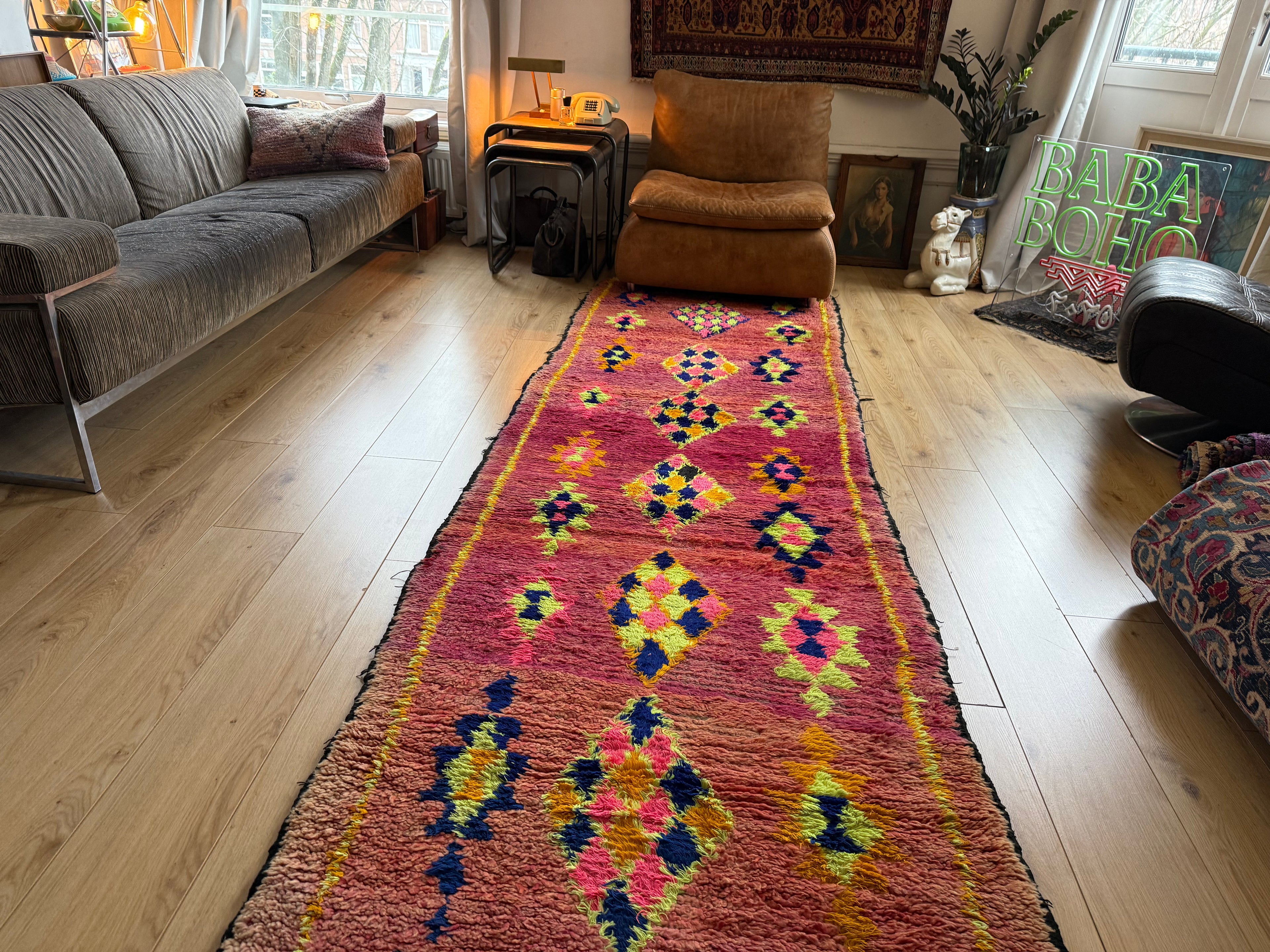 Vintage Marokkaanse loper met uitgesproken kleur &amp; karakter 384 × 101 cm