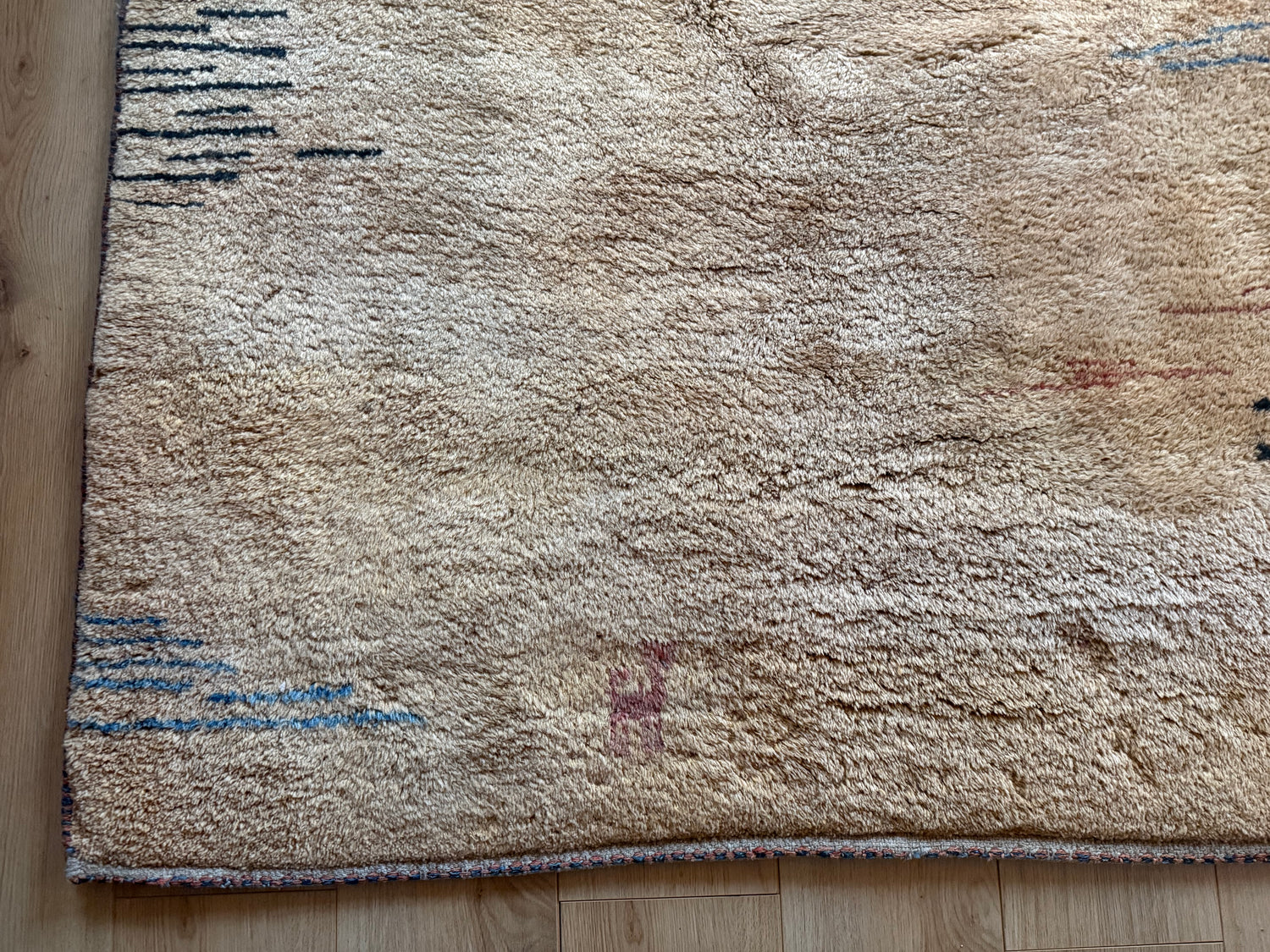 Hand-knotted wool carpet with nomadic pattern – 283 × 215 cm