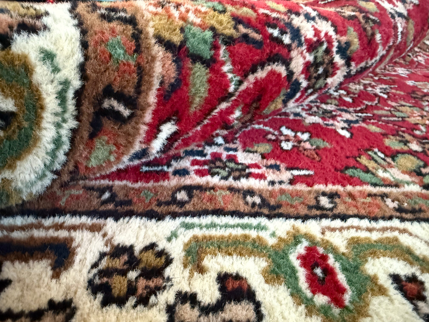 Warm rood vintage oosters tapijt met florale details – ca. 174 × 92 cm