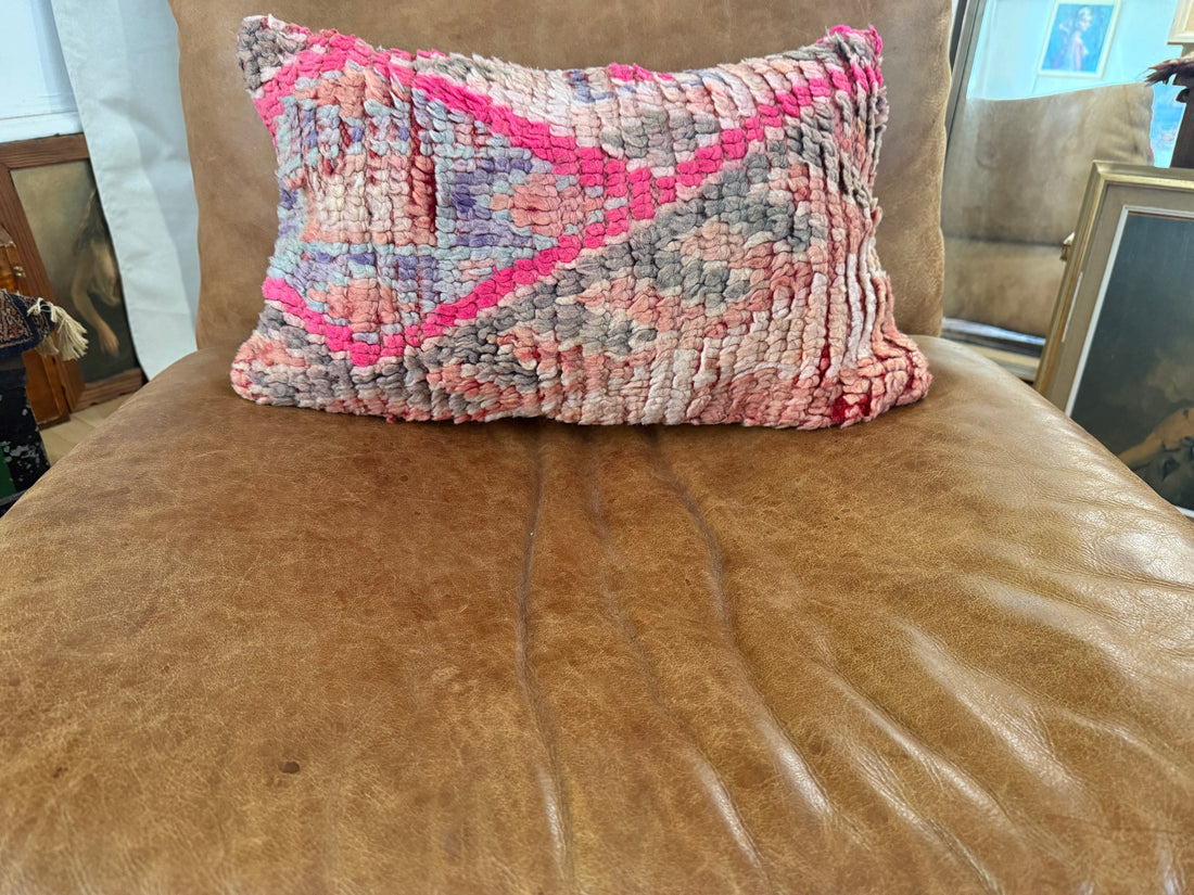 Handgemaakt kussen van een vintage Marokkaans tapijt – ca. 50 × 30 cm