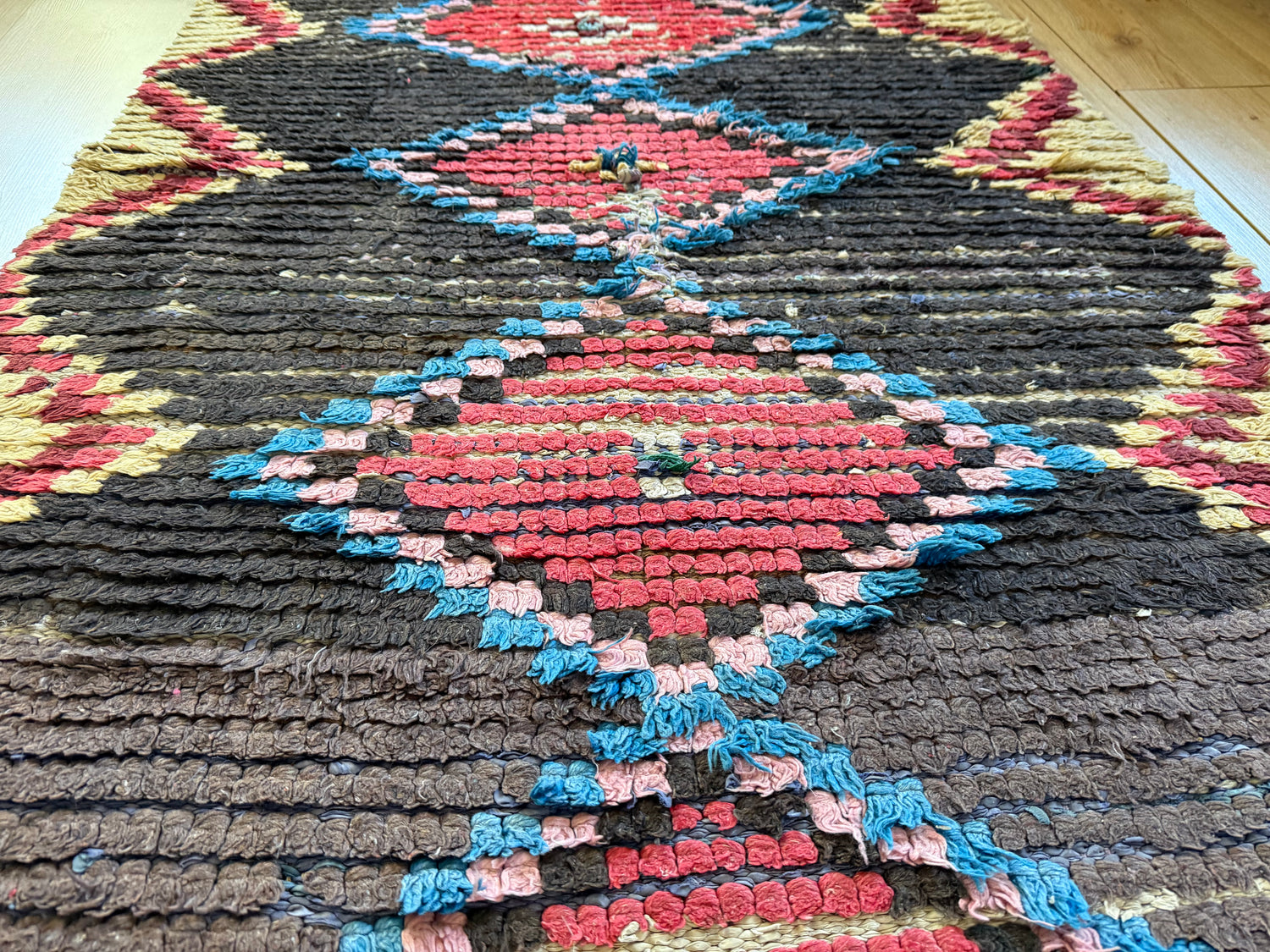 Vintage Berber Boucherouite runner – 267 × 97 cm – graphic diamond pattern