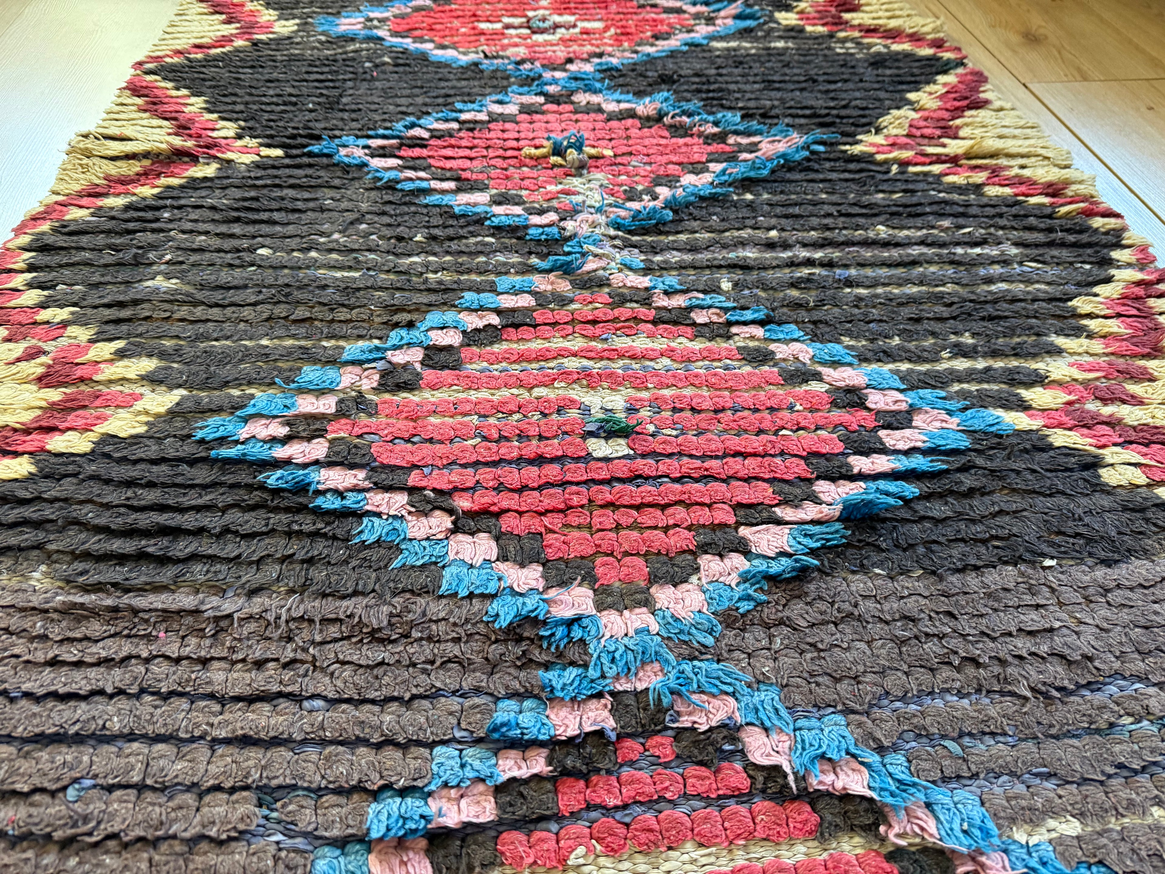 Vintage Berber Boucherouite runner – 267 × 97 cm – graphic diamond pattern