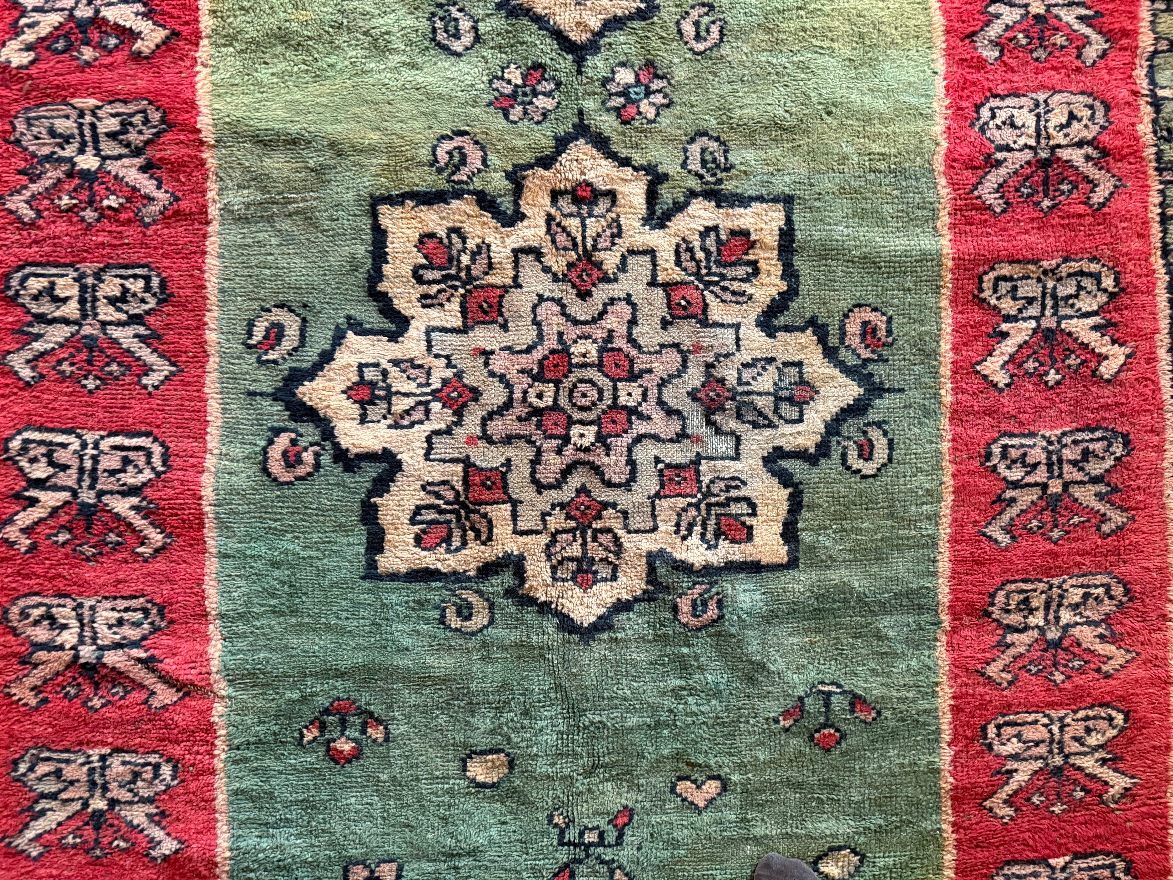 Vintage Marokkaans tapijt met zeldzaam groen veld – handgeknoopt wol (362 × 172 cm)