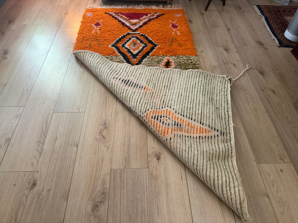 Vintage Marokkaans Berbertapijt in Oranje en Olijfgroen – 210 × 101 cm