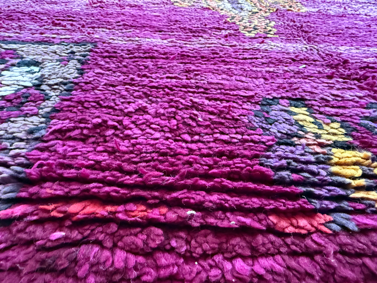 Warm Magenta Vintage Berber Tapijt – 320 × 183 cm – Dikke Wol &amp; Checkerboard Rand