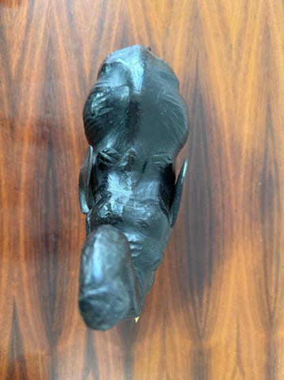 Vintage olifant sculptuur van hout en leer – donker handgemaakt object (35 cm)