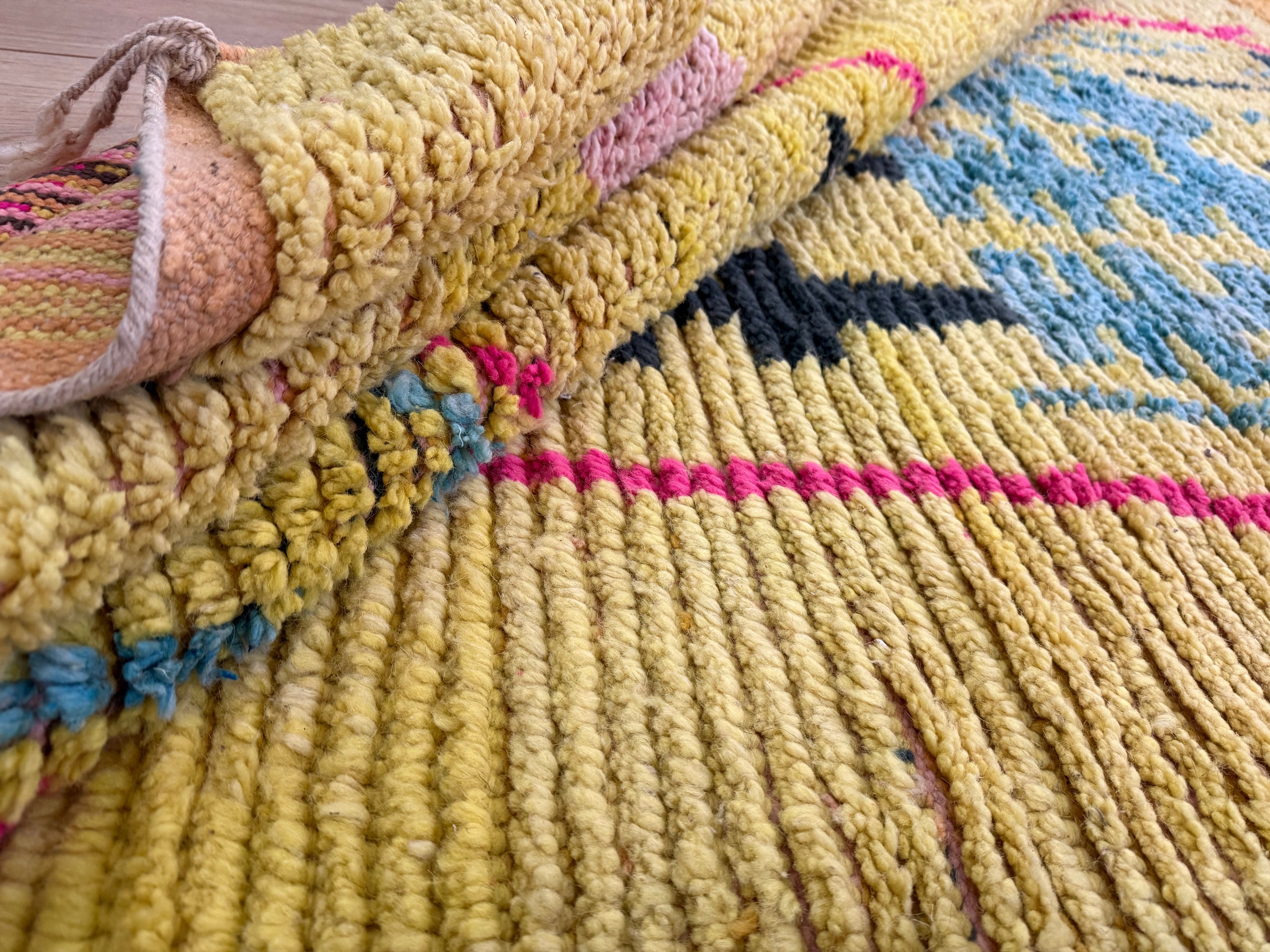 Expressief Marokkaans Berber tapijt met symbolisch design – ca. 287 × 168 cm