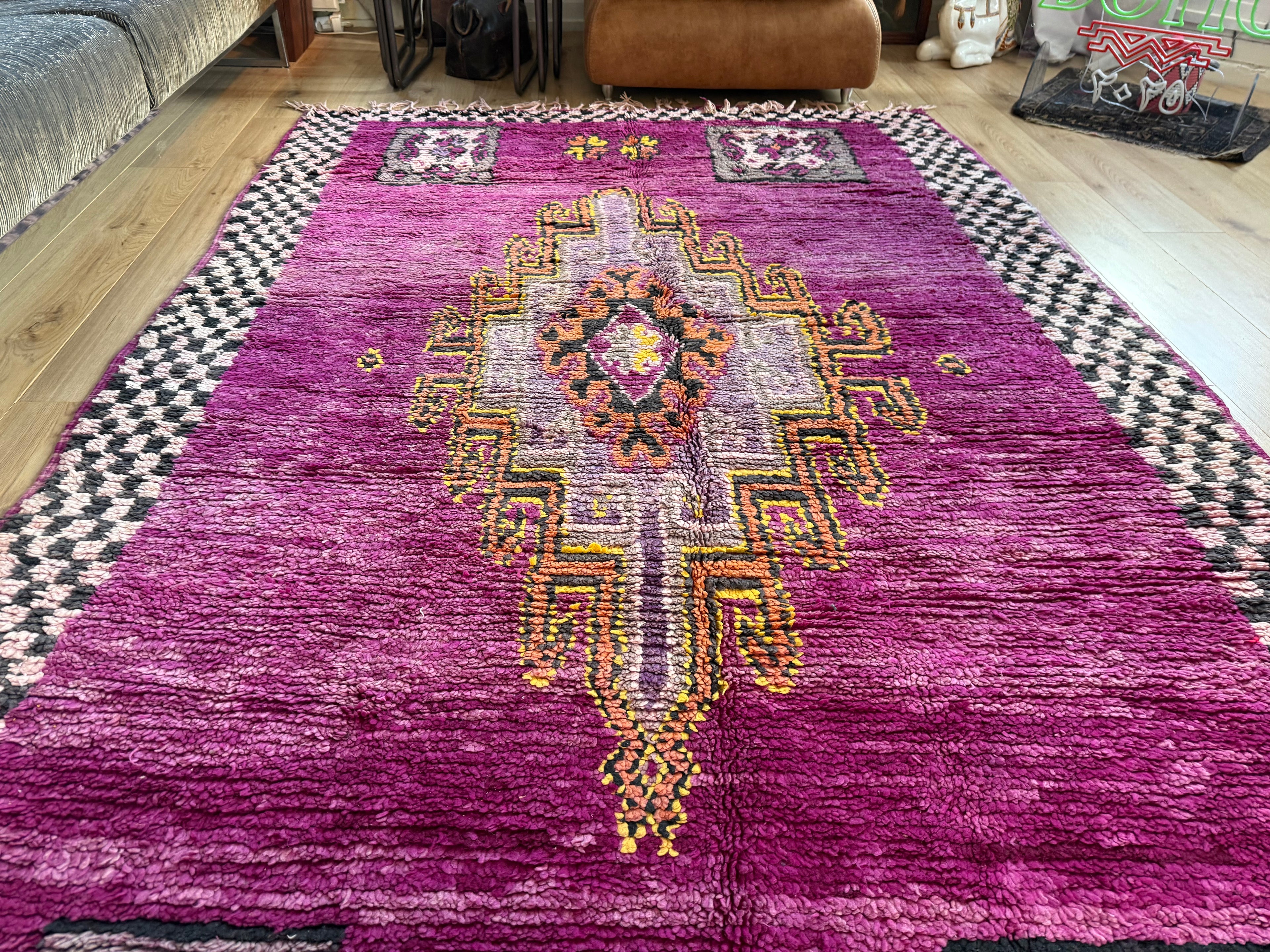 Warm Magenta Vintage Berber Tapijt – 320 × 183 cm – Dikke Wol &amp; Checkerboard Rand