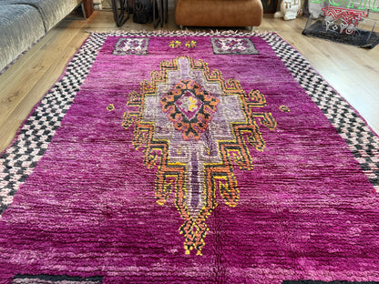 Warm Magenta Vintage Berber Tapijt – 320 × 183 cm – Dikke Wol &amp; Checkerboard Rand