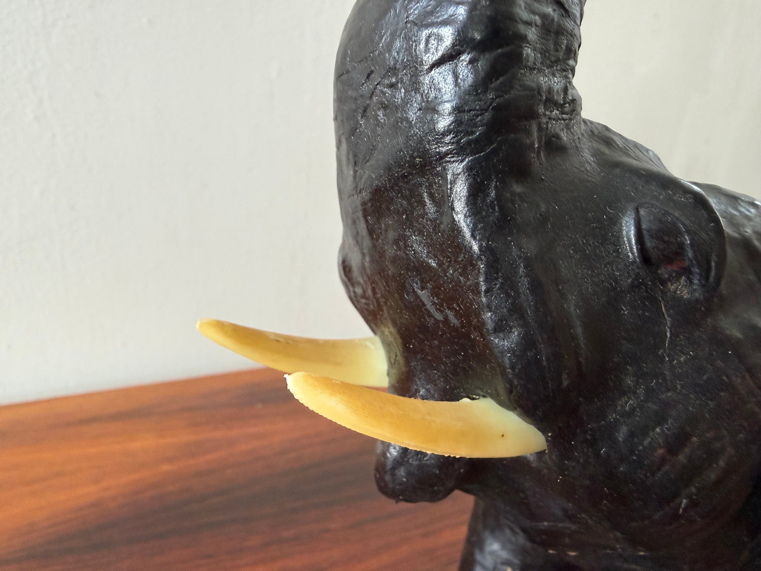 Vintage olifant sculptuur van hout en leer – donker handgemaakt object (35 cm)