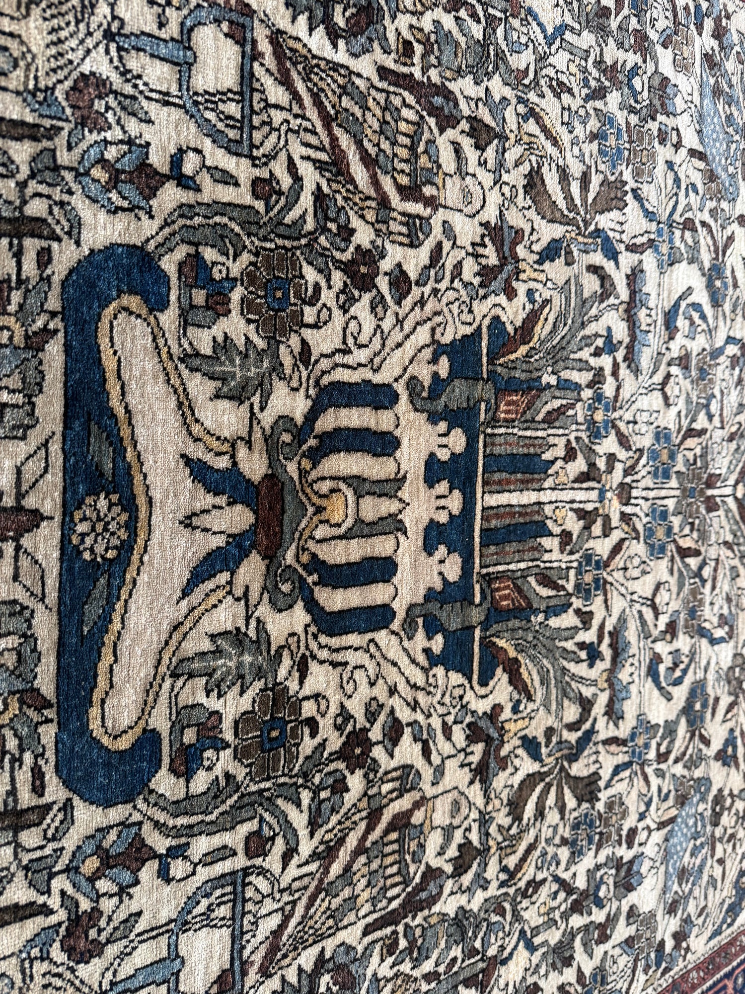 Early 20th-century figurative carpet – Qom tradition – 188 × 132 cm