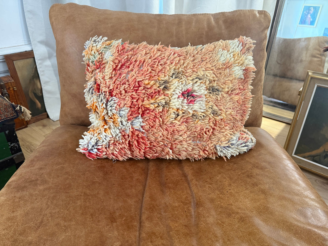 Handgemaakt kussen van een vintage Marokkaans tapijt – ca. 60 × 40 cm