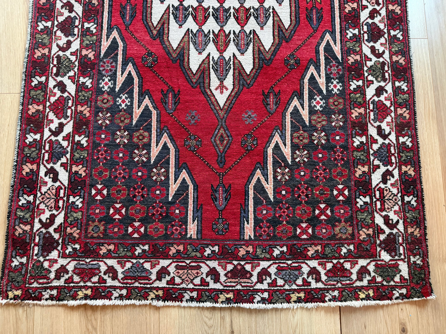 Vintage handgeknoopt tapijt met grafisch medaillon – 209 × 134 cm