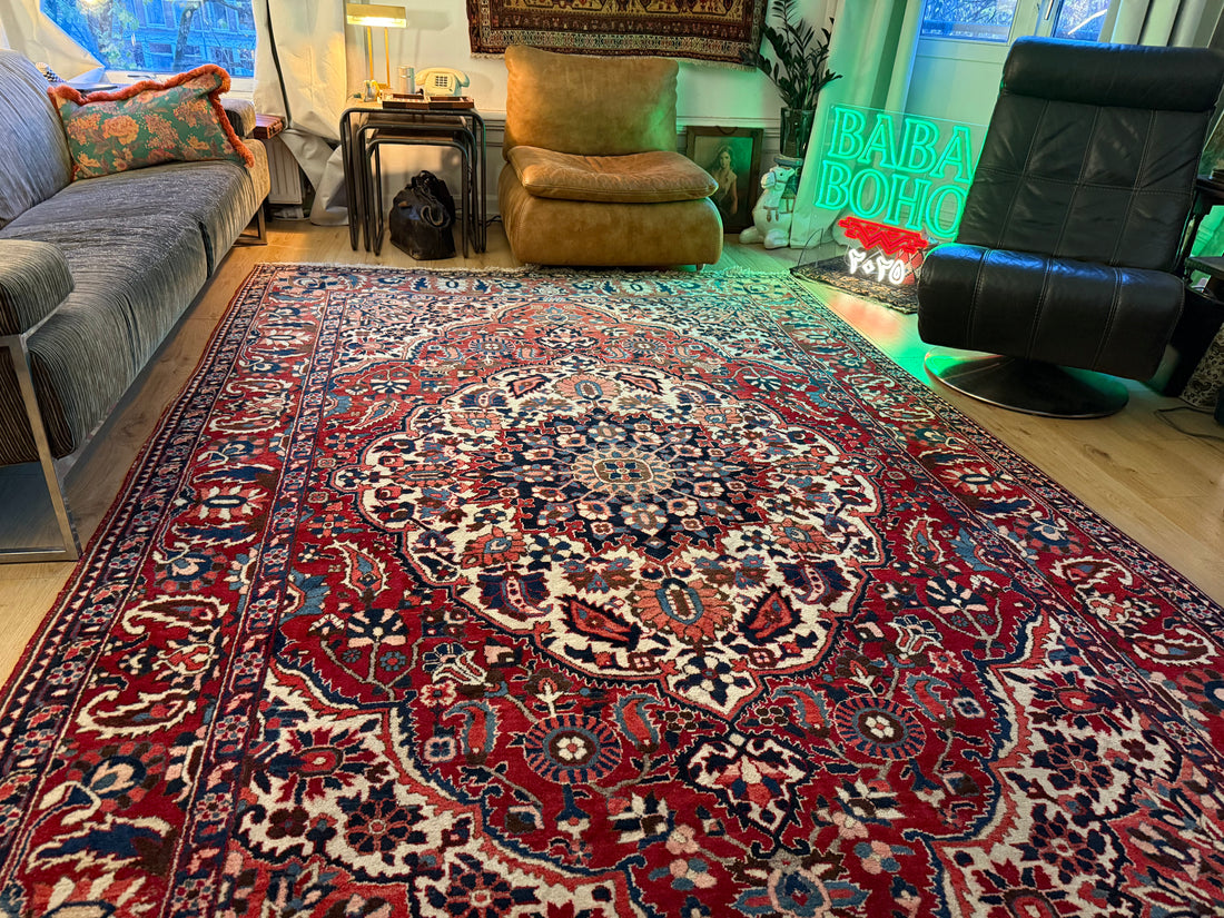Vintage handgeknoopt tapijt 320 × 220 cm – klassiek rood met ivoor en donkerblauw