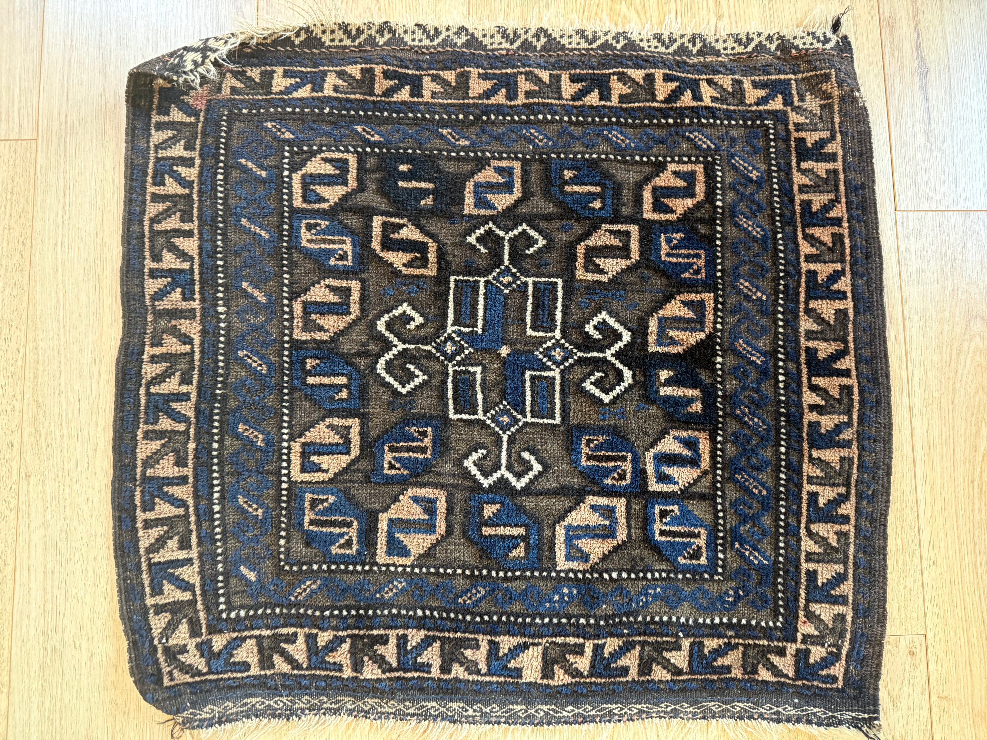 Klein Kaukasisch tapijt – ca. 68 × 63 cm. Zuidelijke Kaukasus, ca. 1900–1930