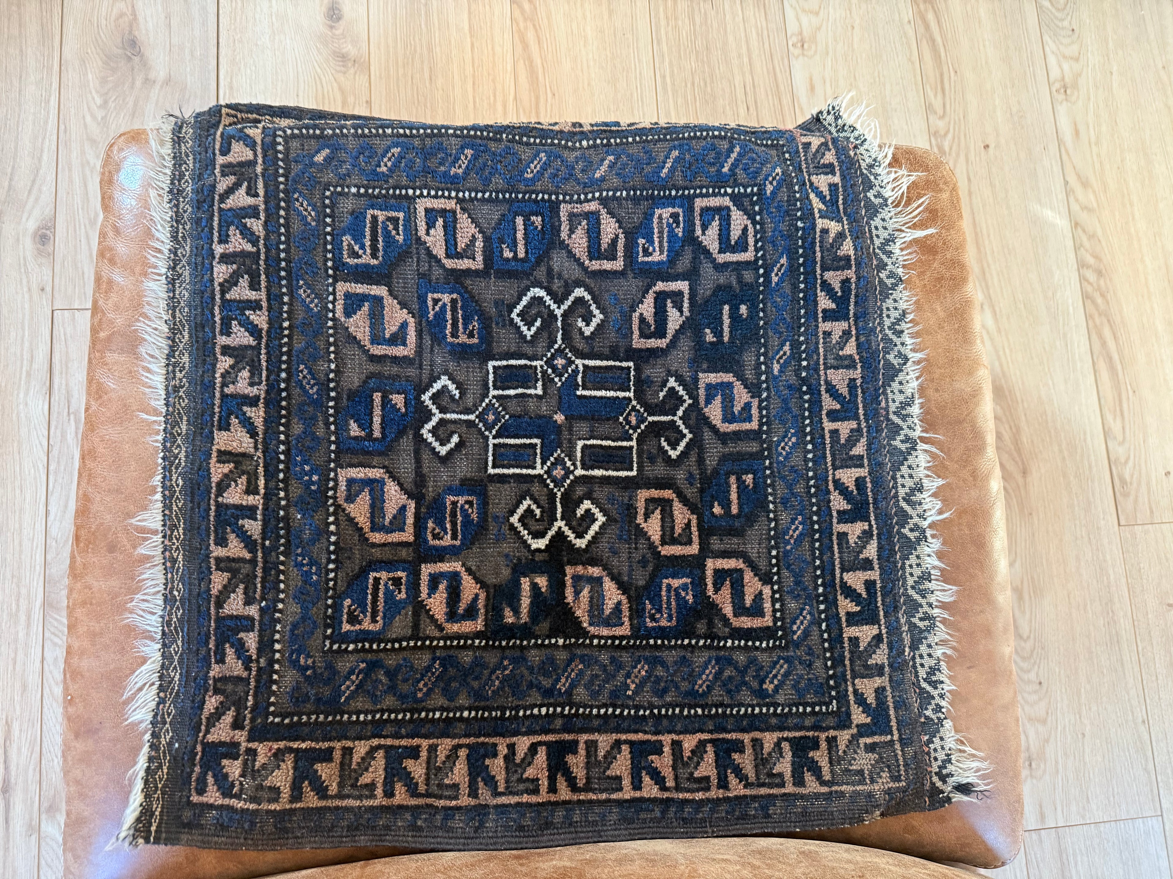 Klein Kaukasisch tapijt – ca. 68 × 63 cm. Zuidelijke Kaukasus, ca. 1900–1930