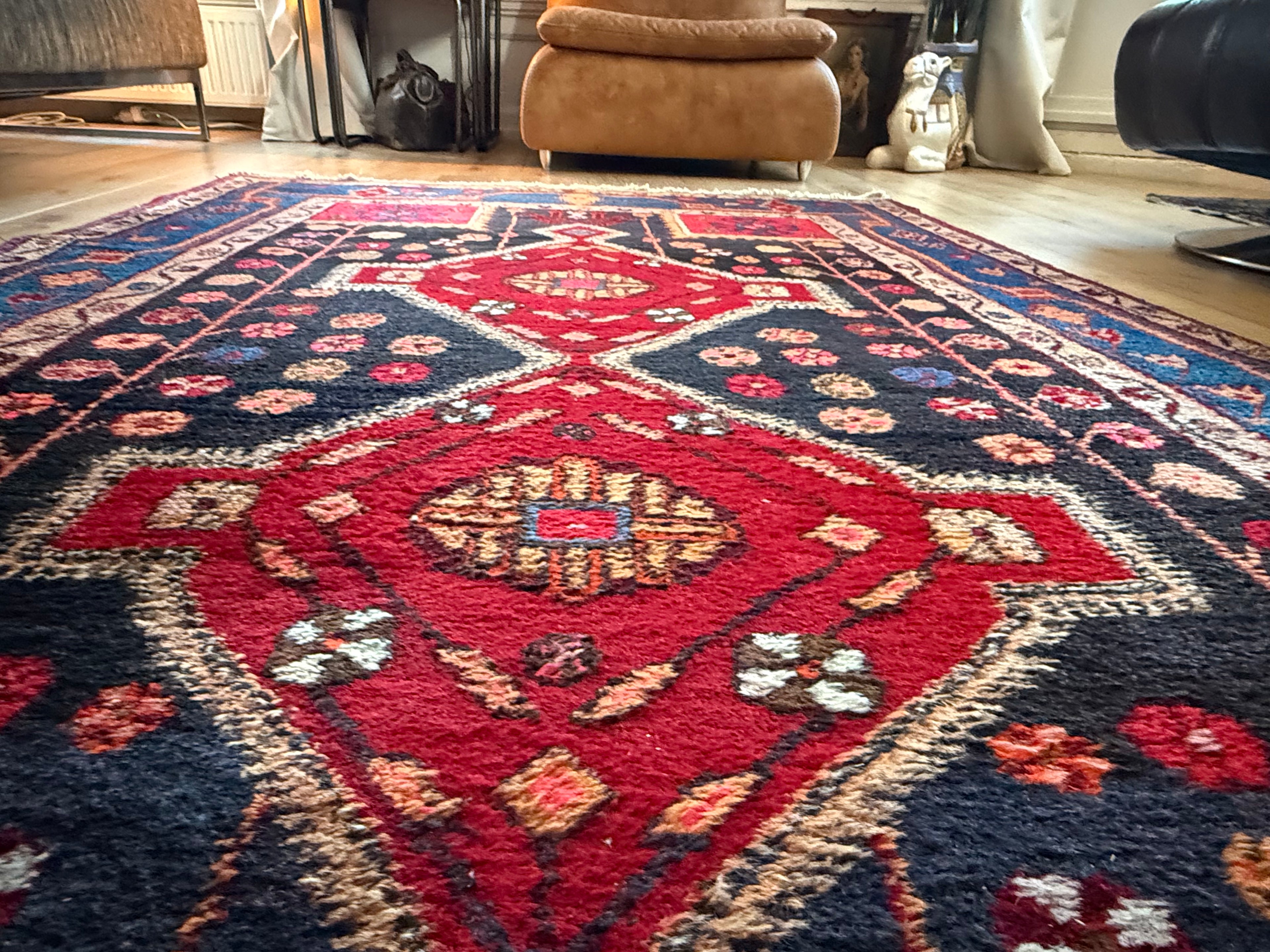 Vintage geometrisch tapijt met krachtige symboliek – 254 × 155 cm