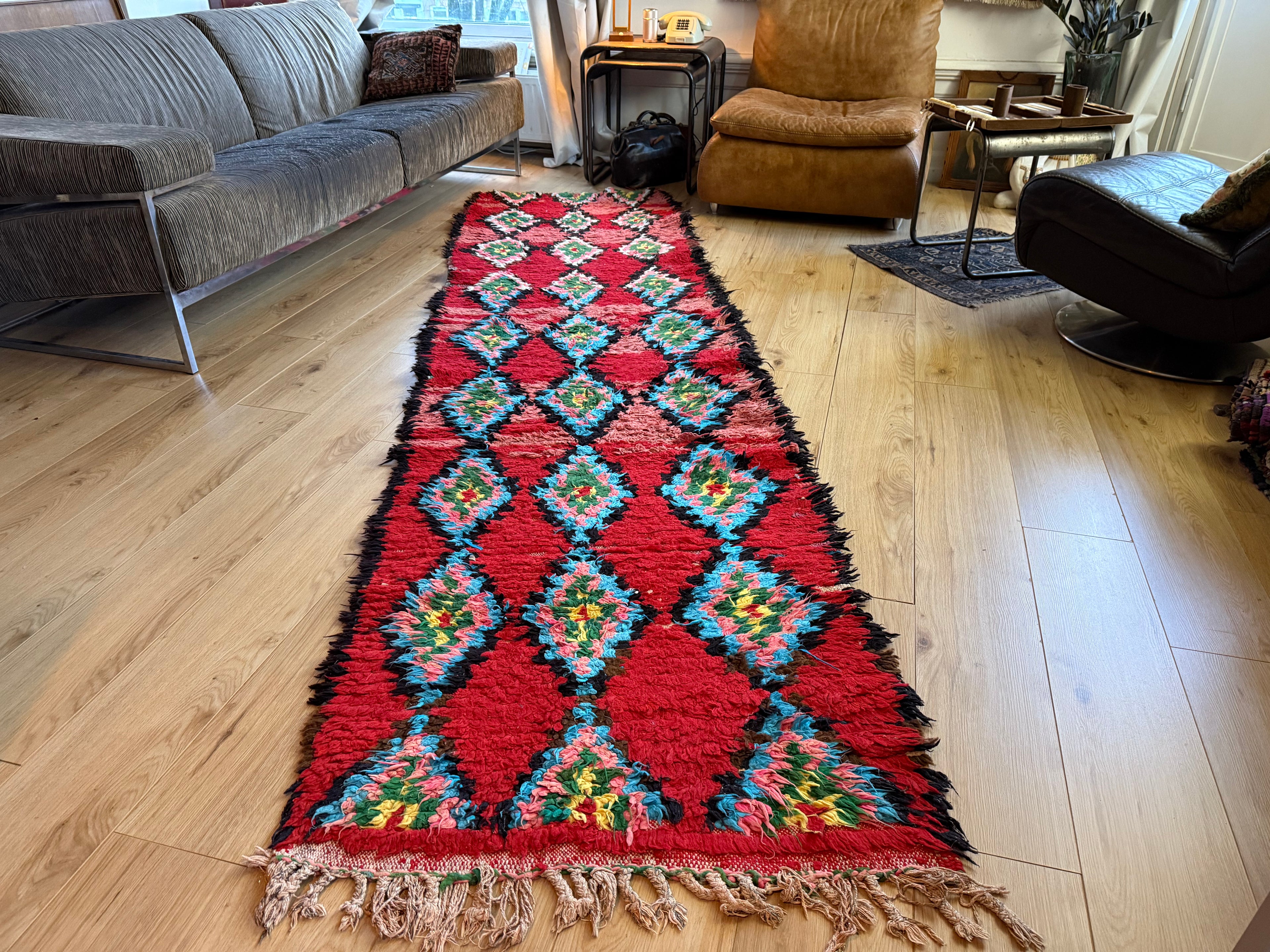 Vintage Berber loper in diep rood – 331 × 92 cm