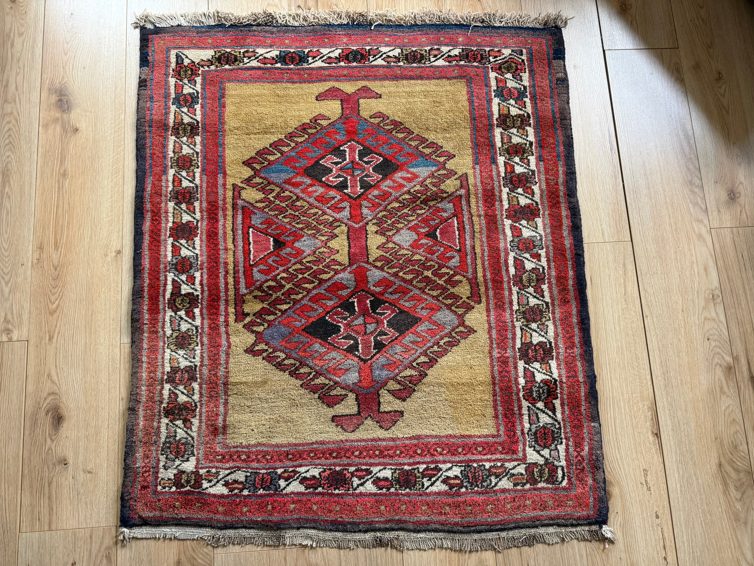 Tapete vintage anatoliano – medalhão geométrico em campo amarelo ocre quente (127 × 104 cm)