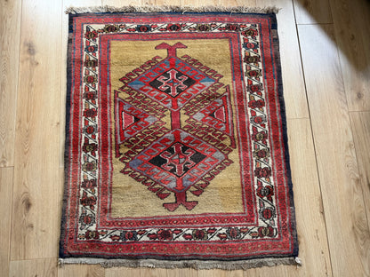 Tapete vintage anatoliano – medalhão geométrico em campo amarelo ocre quente (127 × 104 cm)