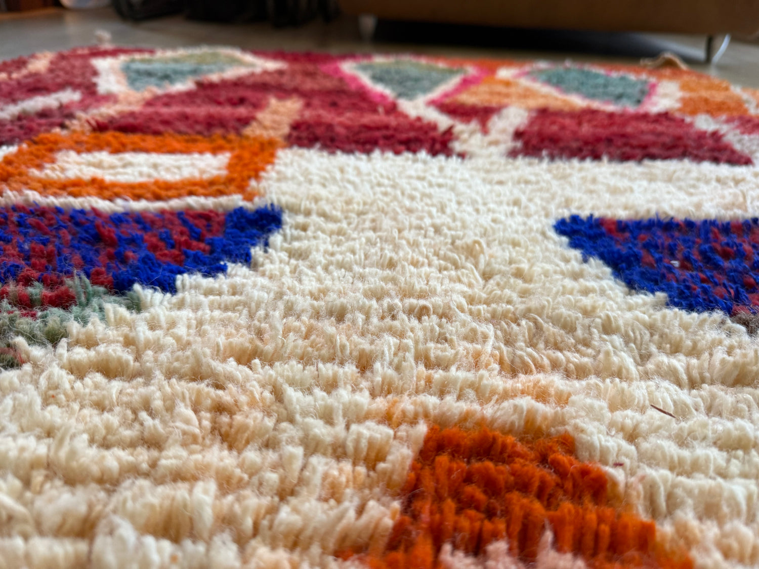 Warm Berber tapijt met abstract tribal design – 180 × 104 cm