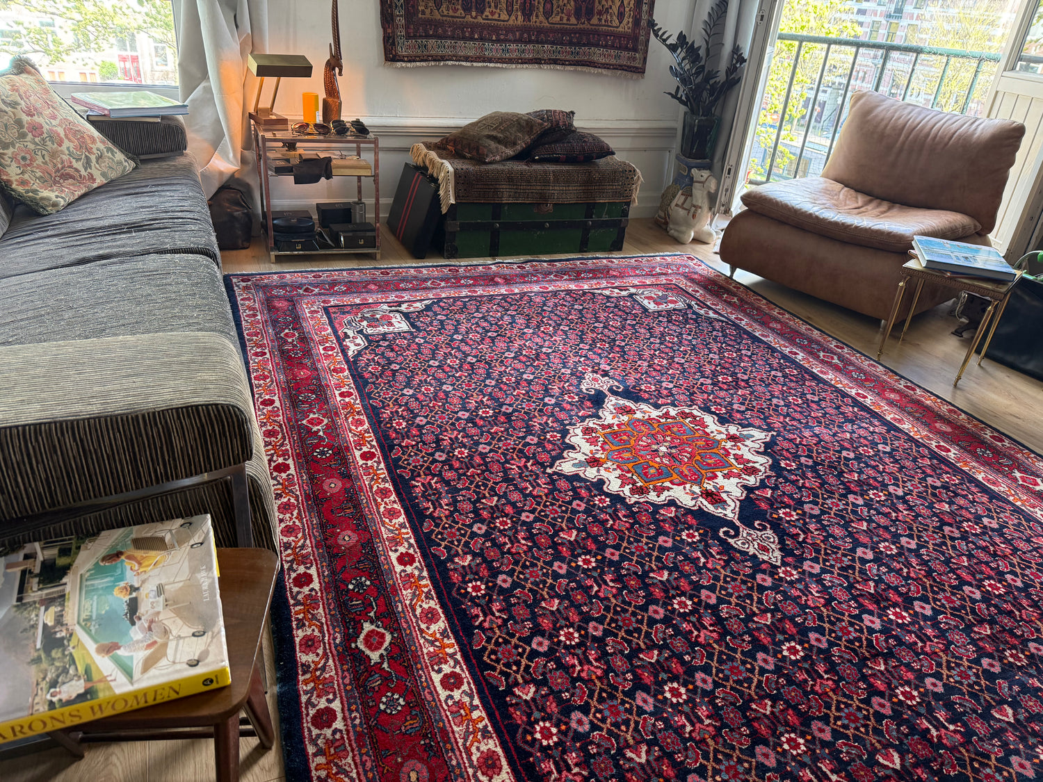 Groot handgeknoopt vintage tapijt – donkerblauw veld met medaillon – 305 × 209 cm