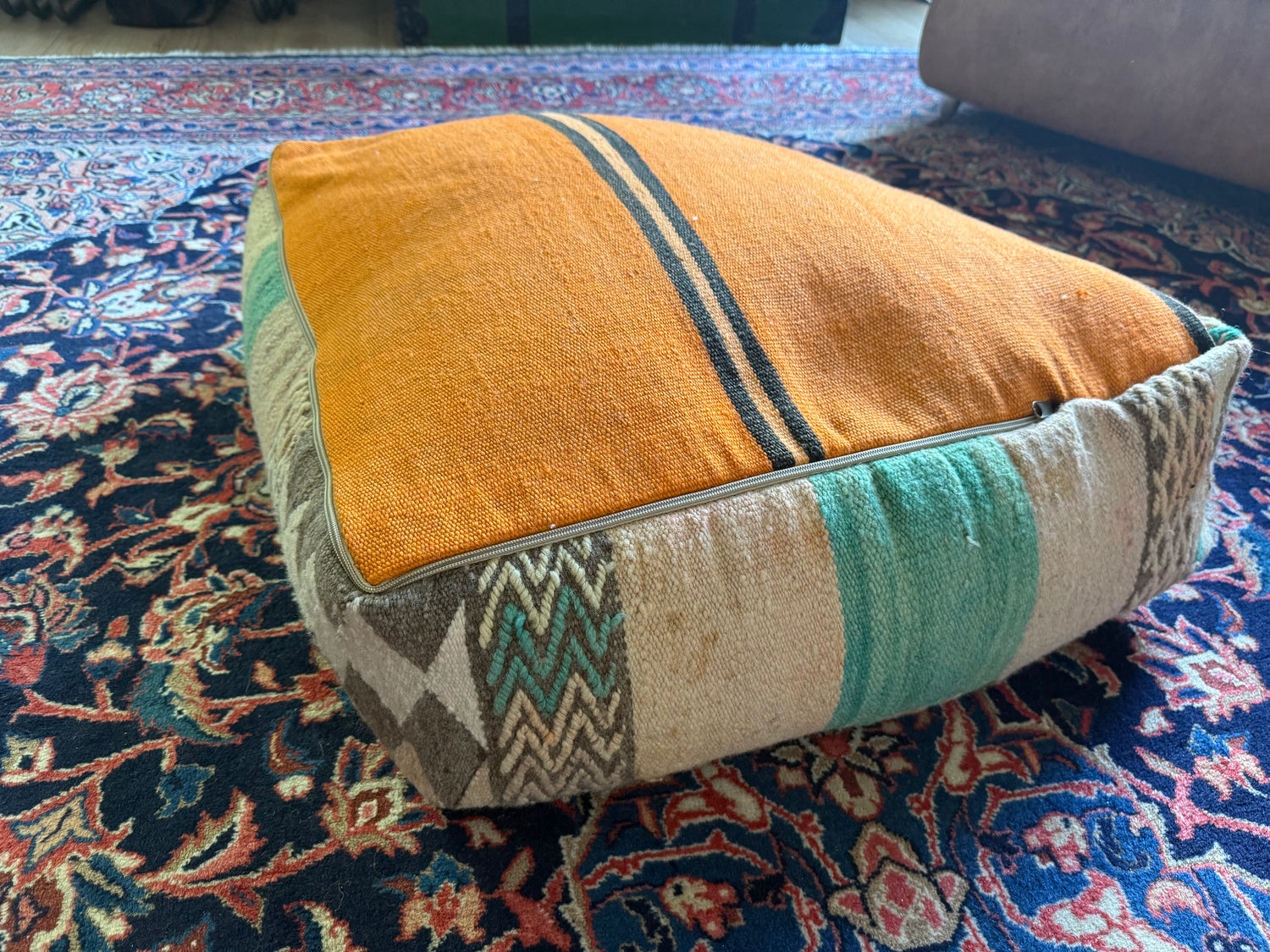 Poef van gebruikt vintage Marokkaans tapijt – handgemaakt – ca. 60 × 60 × 20 cm