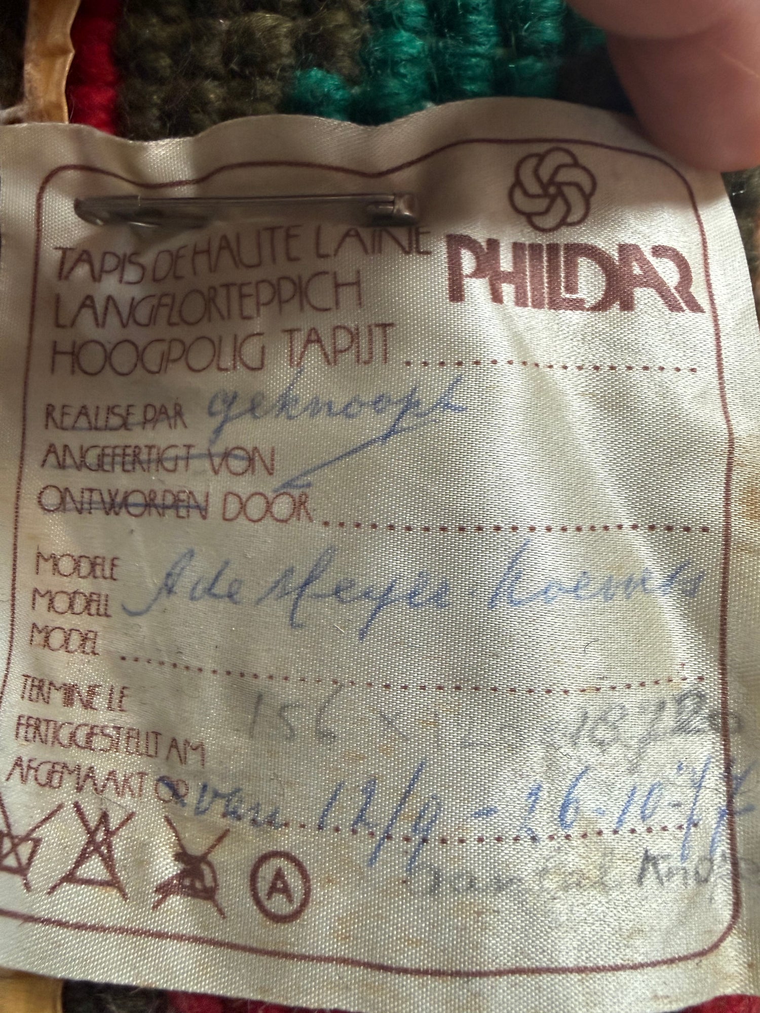 Tapete ou tapeçaria francesa vintage de parede ou chão com cavaleiro e cavalos (design Phildar, c. anos 70)