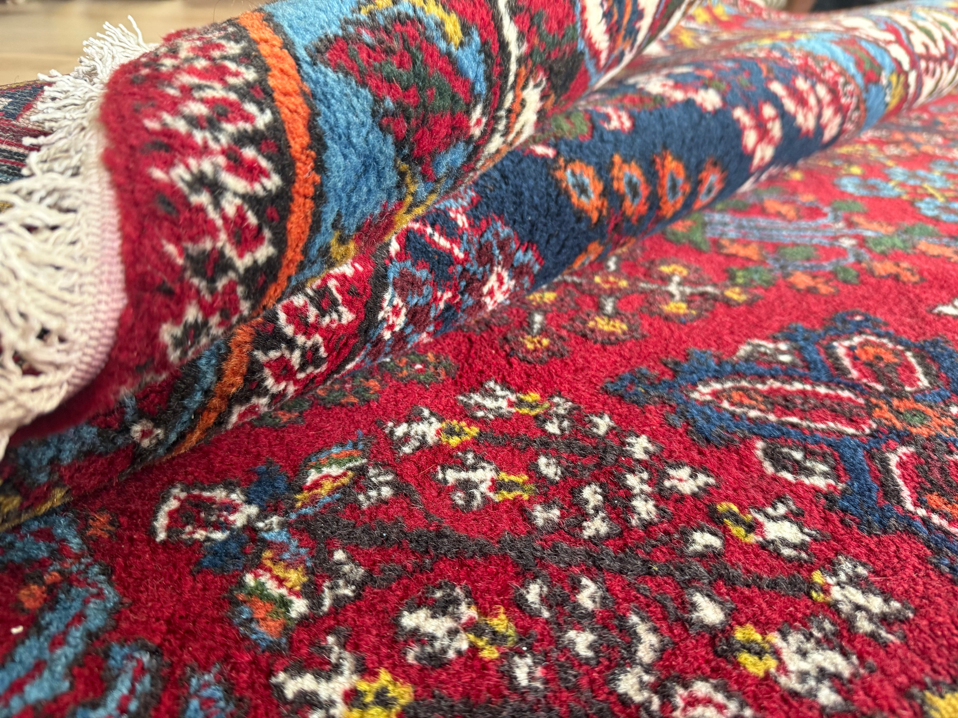 Groot vintage tribaal tapijt 355 × 241 cm – rood veld met blauw medaillon