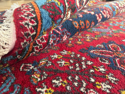 Groot vintage tribaal tapijt 355 × 241 cm – rood veld met blauw medaillon