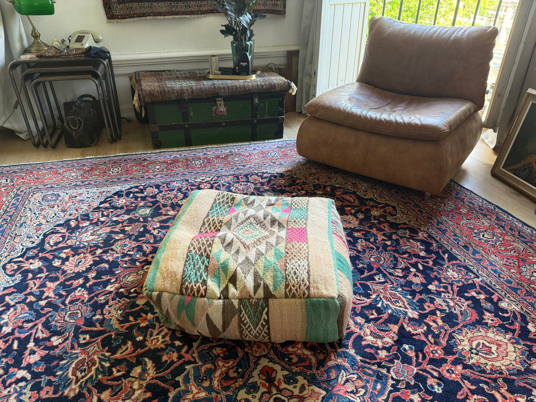 Poef van gebruikt vintage Marokkaans tapijt – handgemaakt – ca. 60 × 60 × 20 cm