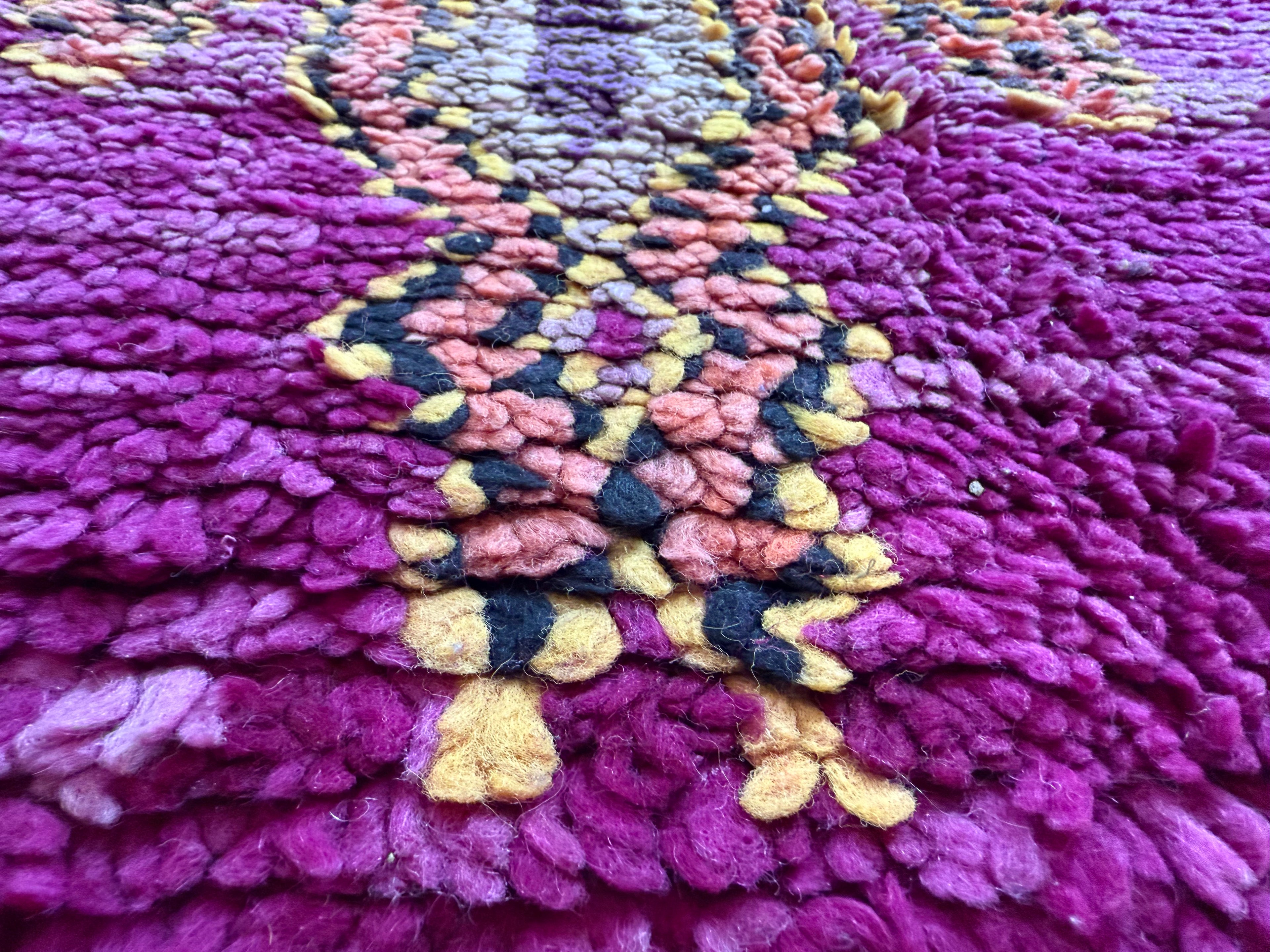 Warm Magenta Vintage Berber Tapijt – 320 × 183 cm – Dikke Wol &amp; Checkerboard Rand