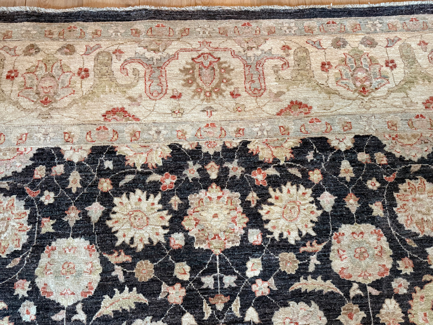 Handgeknoopt Ziegler tapijt, rustig, verfijnd en tijdloos. Ca. 308 × 249 cm