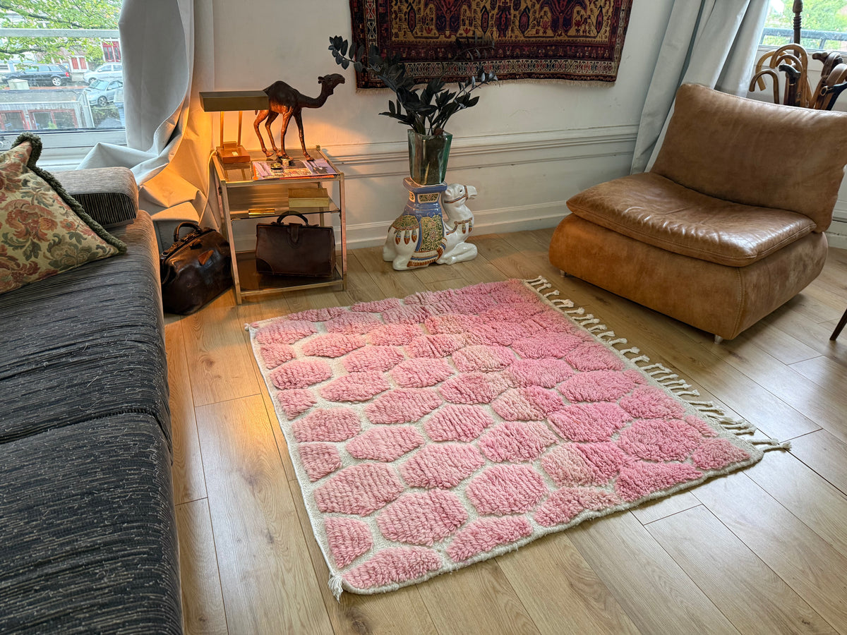Marokkaans tapijt roze &amp; crème met reliëf – 132 × 122 cm