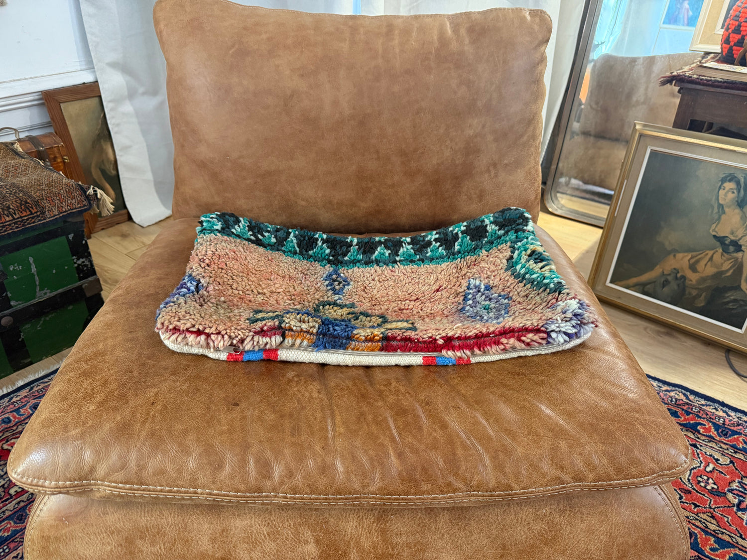 Handgemaakt kussen van een vintage Marokkaans tapijt – ca.60 × 40 cm