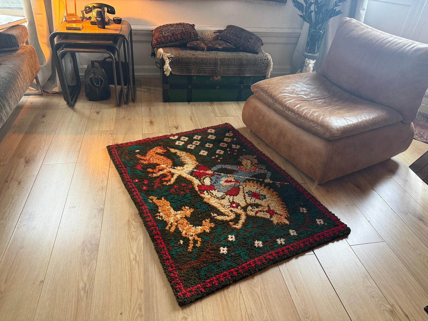 Tapete ou tapeçaria francesa vintage de parede ou chão com cavaleiro e cavalos (design Phildar, c. anos 70)